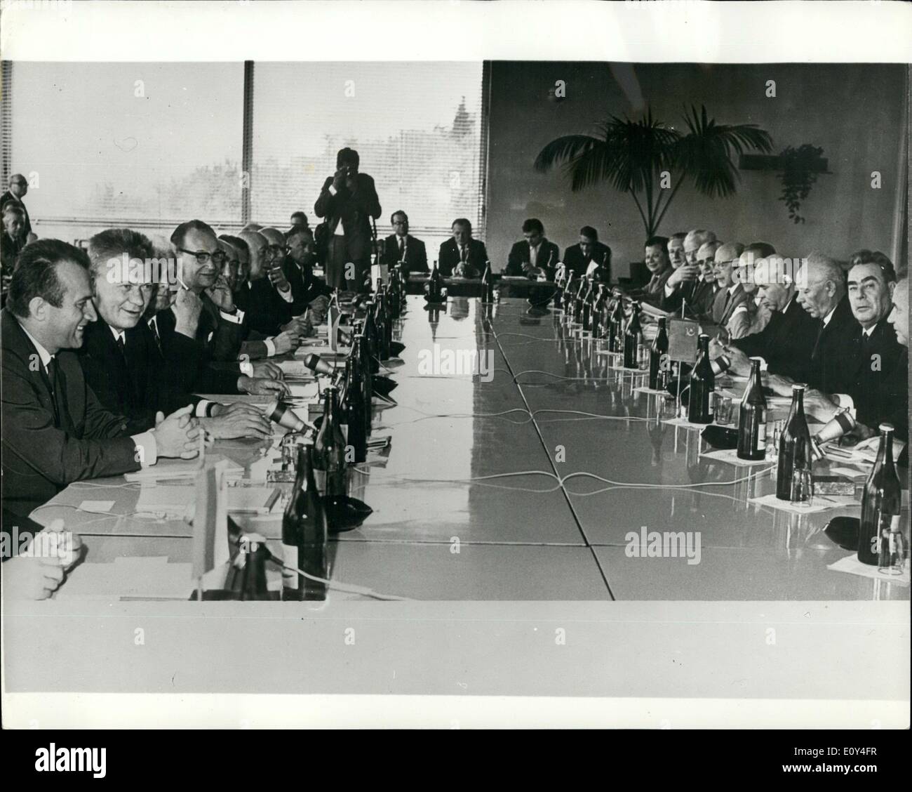 8. August 1968 - Bratislava-Gipfel: Fotoshows Blick auf die Konferenz der kommunistischen und Arbeitnehmer Parteien der sechs sozialistischen Länder in Bratislava auf August 3r, die Tschechische Delegation auf der linken Seite mit der sowjetischen Delegation auf der rechten Seite. Stockfoto