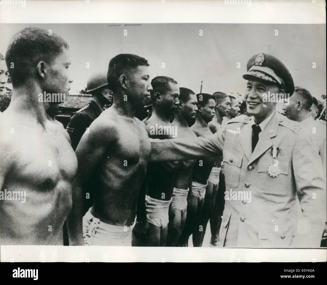 8. August 1968 - Chiang Kai-Sheks Froschmänner; Präsident Chiang Kai-Shek lächelt glücklich als er die Muskeln eine Armee Froschmann, fühlt sich Stockfoto