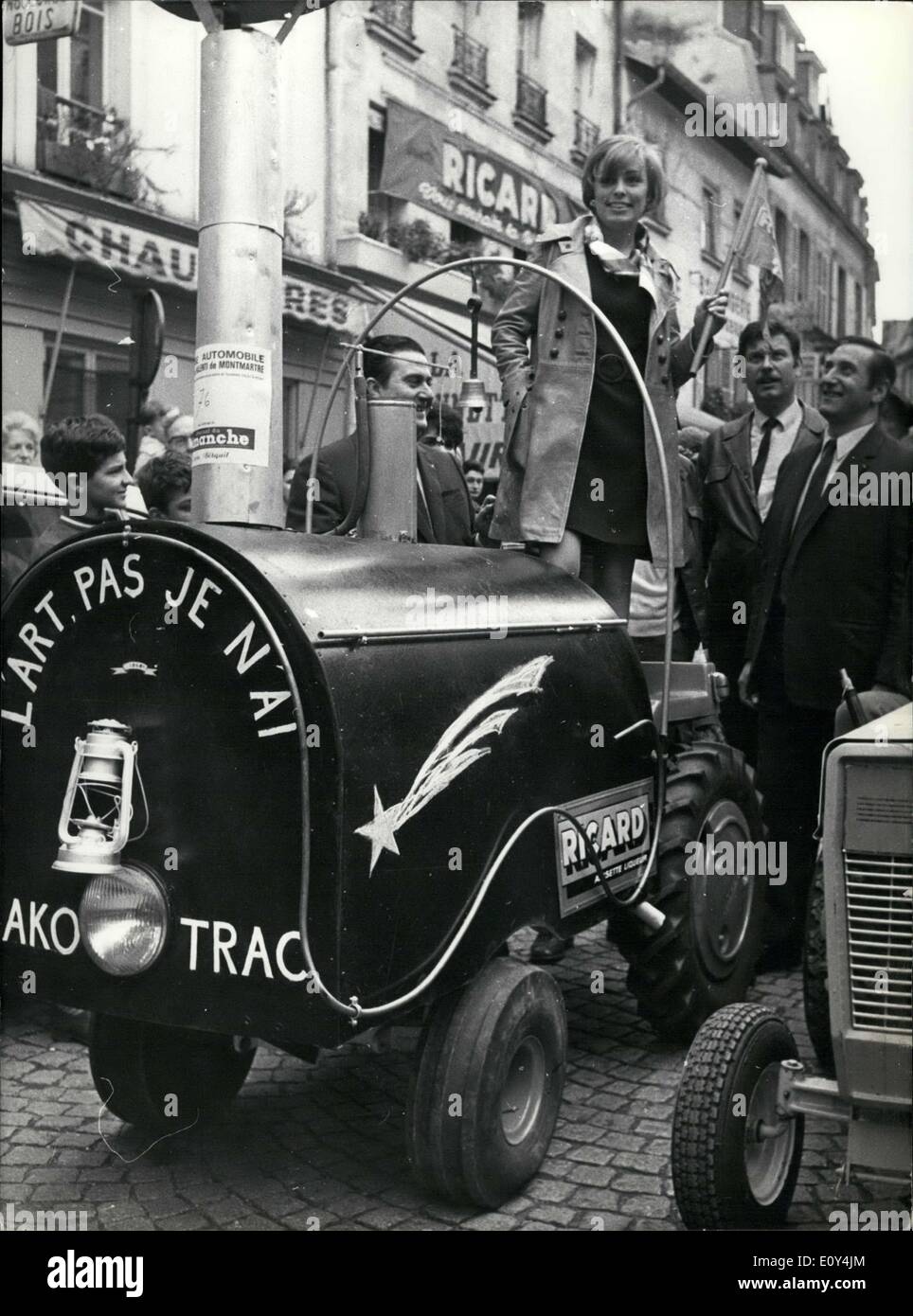 13. Oktober 1968 - während Autos rund um die Strecke am Montlery bei 200 km/h oder mehr gehen, ist eine andere Art von Rennen auf Rue Lepic Montmartre statt. Die berühmte '' Slowrace '' vereint Feinde von Geschwindigkeit und diejenigen, die Sehnsucht nach der Belle Epoque. Georgette Lemaire gibt das Signal zum starten. Stockfoto