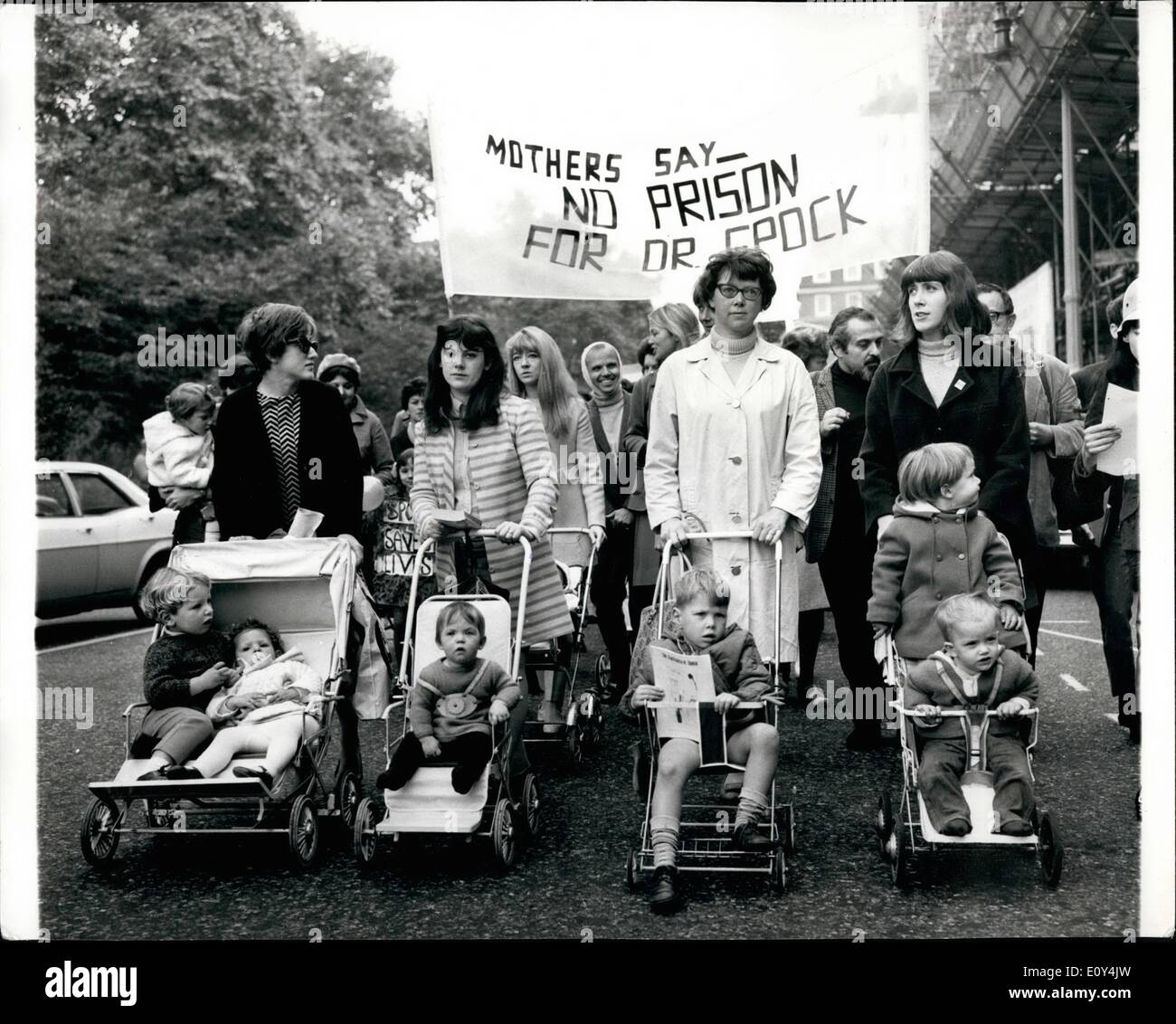 15. Oktober 1968 - März 15. Oktober 1968 Mütter aus Protest Ã ¢ â'¬â €œ Kinderwagen schieben Mütter nahmen heute an einen Protestmarsch am Stockfoto