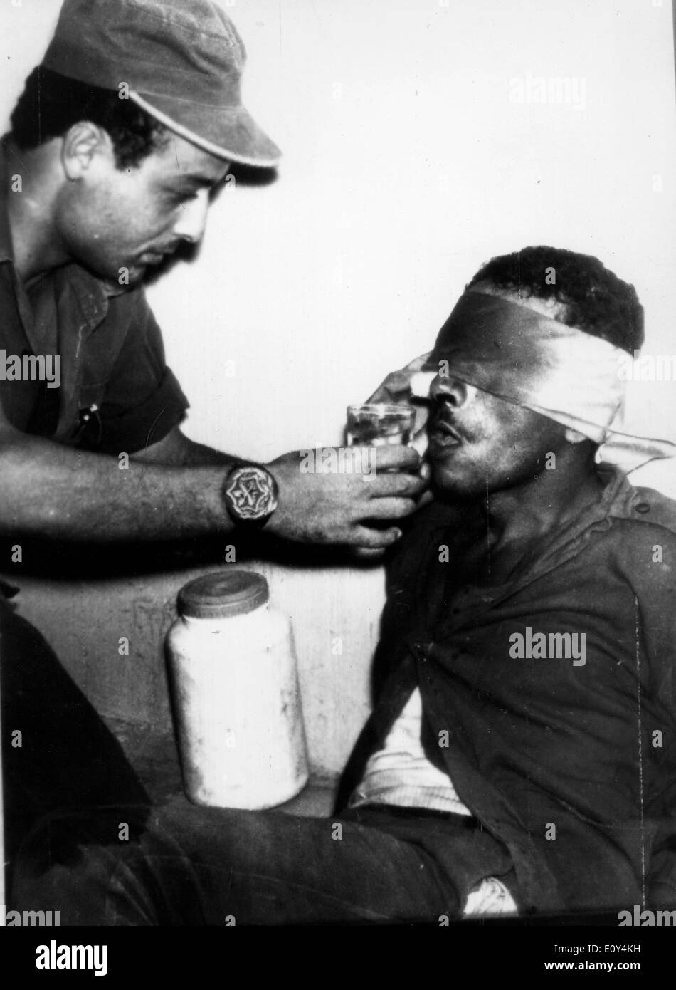 Israelischer Soldat verleiht erfasste Fatah Wasser. Stockfoto