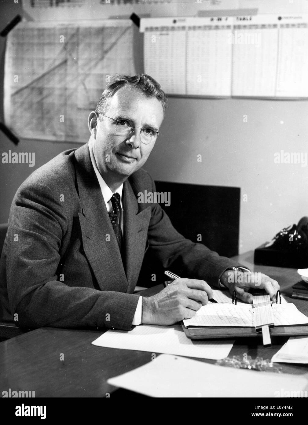 20. Oktober 1968; Stockholm, Schweden; Dr. LUIS ALVAREZ, Professor für Physik und Gruppenleiter in der Lawrence Radiation Laboratory, University of California, Berkeley. Dr. Alvarez ist der Entdecker der Mitentdecker der zahlreichen nukleare Partikel, Tritium und Helium-3. Im zweiten Weltkrieg entwickelte er ein Bodenradar kontrollierten Ansatz. Er entwickelte die erste Protonen-Linearbeschleuniger in der Nachkriegszeit, der erste flüssige Wasserstoff-Blasenkammer und Datenverarbeitung Ausrüstung mit dieser Ausrüstung verwendet. 1968 gewann den Nobelpreis für Physik. Stockfoto