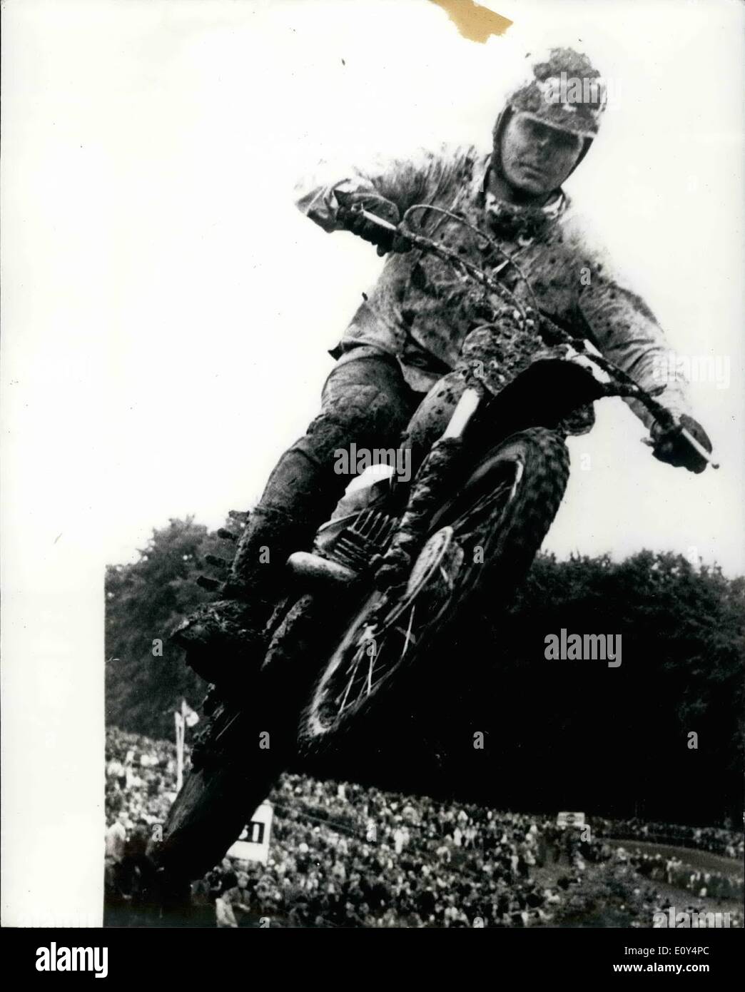 8. August 1968 - Motocross-Weltmeister in Aktion: bei Wonken im Kanton Aargau, Schweiz Kanton, der Motocross Weltmeisterschaft stattgefunden haben. Der ostdeutsche Fahrer Paul Friederichs gewann dieses Turnier und wurde Weltmeister zum dritten Mal in Folge. Foto zeigt die Motocross-Weltmeister Paul Friederichs in Aktion während des Wettbewerbs. Stockfoto