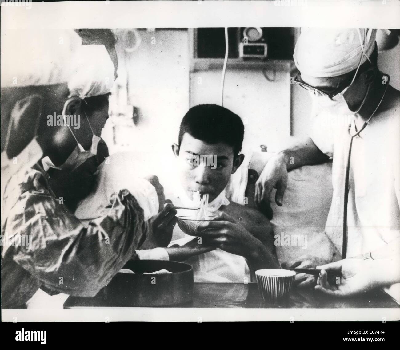 8. August 1968 - junge mit neuen Herz nochmaliges Klicken seine Stäbchen; Foto zeigt Nobuo Miyasaki, 18, Japans erste Herz-Transplantation Patient sieht man sein Frühstück sitzen auf einem Stuhl, zum ersten Mal seit der Operation vergangen. Er aß eine b Eule Reis Haferschleim, wurde einfügen, Suppe, ein Bratapfel, Rührei und gekochte Fischpaste und Milch am Medical College Hospital in Sapporo auf der Insel Hokkaido, Japans Northern die meisten Gebiet. Stockfoto