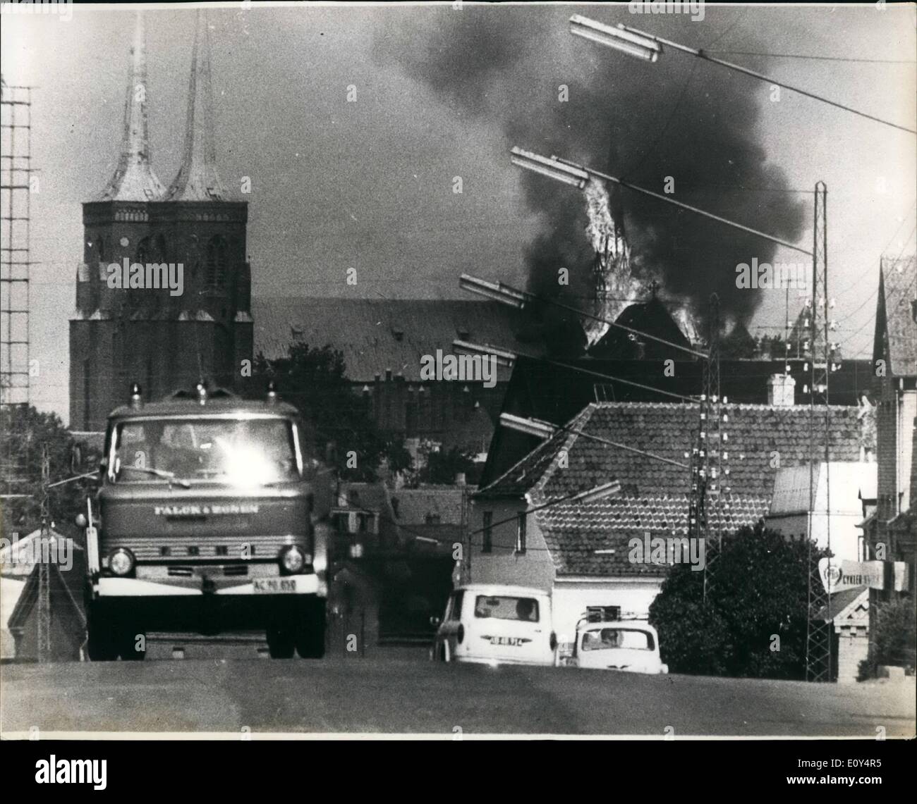 8. August 1968 - Feuer im Dom zu Roskilde: ein Großbrand verwüstet das Dach des berühmten Roskilde Katze Edra, Dänemark, Grabstätte der meisten dänischen König und Königinnen. Eine beträchtliche Menge an Schaden verursacht wurde, aber Schäden an den nationalen kulturellen Schatz wurde abgewendet. Foto zeigt die Ansicht der Dom zu Roskilde während des Brandes zeigt die '' Margrethe Spire'' in Flammen. Stockfoto