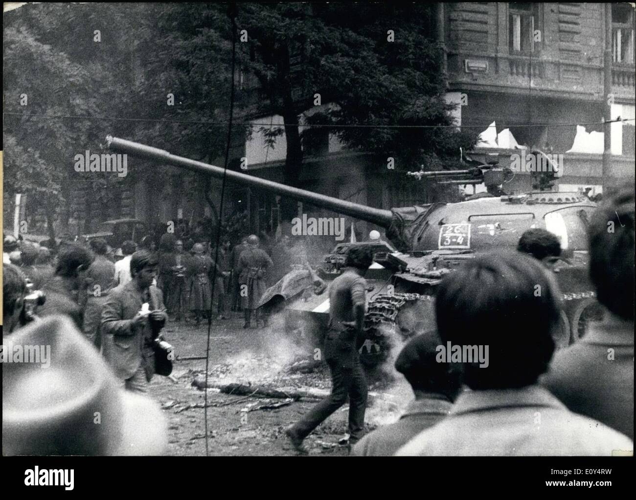 8. August 1968 - CSSR von östlichen Truppen besetzt; In der Nacht vom 20. zum 21. August 1968 besetzten Truppen der Warschauer-Pakt-Staaten Tschechoslowakei. Überall im Land und insbesondere in Prag zeigen die Bevölkerung gegen die Besatzung. Foto zeigt einen der sowjetischen Panzer im Zentrum von Prag. Stockfoto