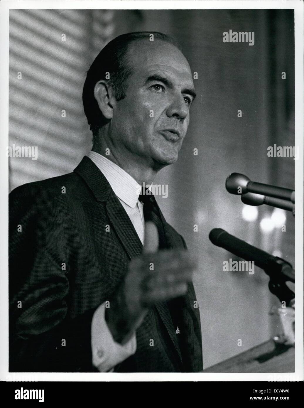 8. August 1968 - Senator George McGovern, suchen die demokratische Partei-Nominierung für die Präsidentschaftskandidatur unterstützt durch viele Anhänger des verstorbenen Senator Robert Kennedy - Sprechdauer bei der Washington National Press Club, 15. August 1968. Stockfoto