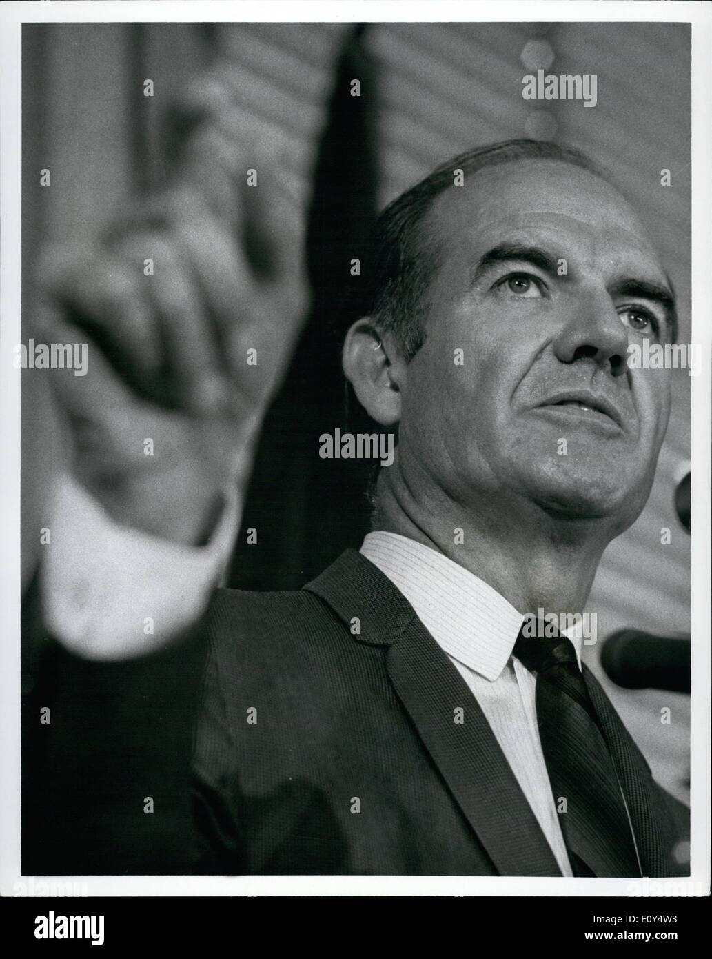 8. August 1968 - Senator George McGovern: Ich Suche die demokratische Partei-Nominierung für die Präsidentschaftskandidatur - unterstützt durch viele Anhänger des verstorbenen Senator Robert Kennedy - Rede auf dem Washington National Press Club. Stockfoto