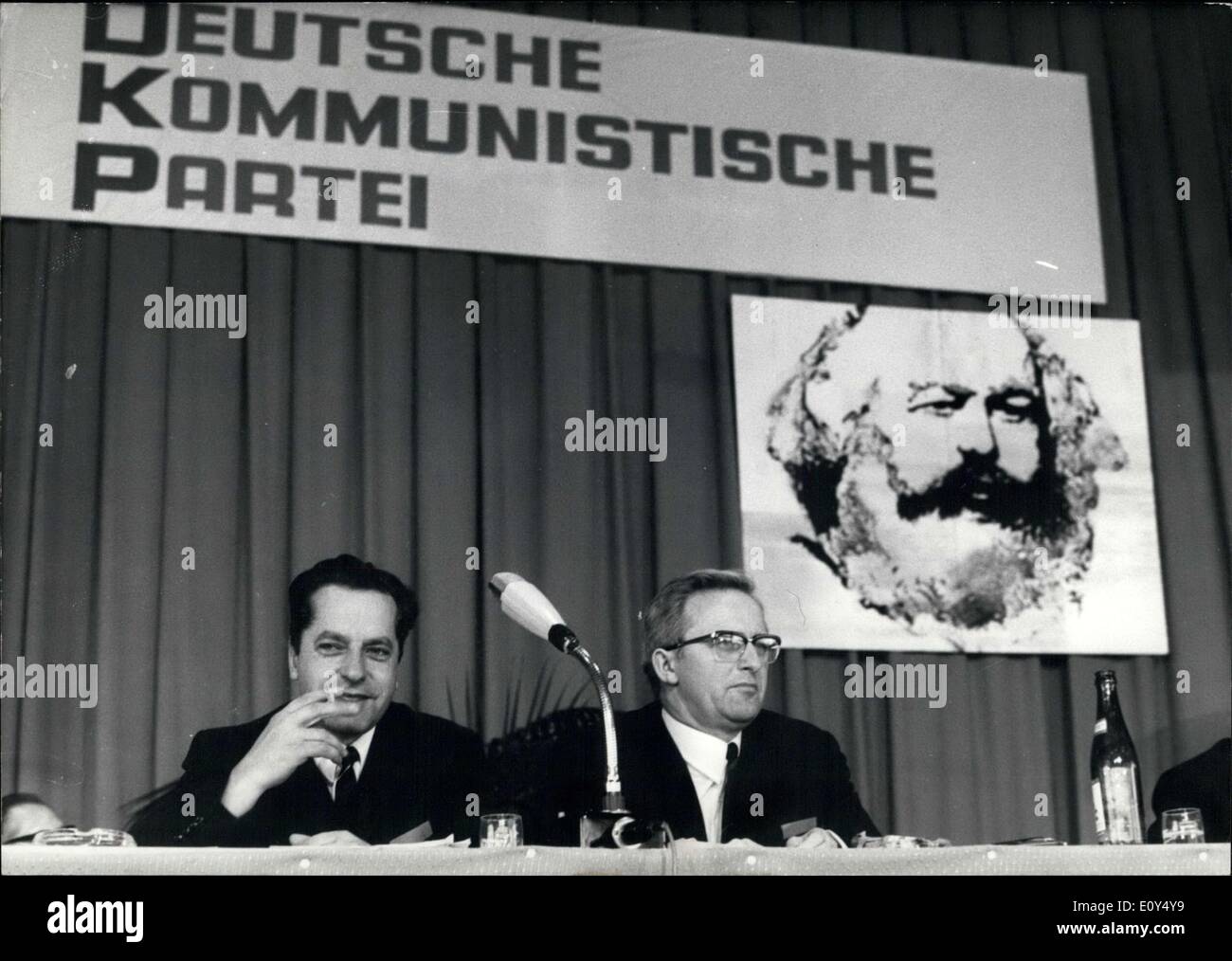 29. Oktober 1968 - erste Bundes-Konferenz der neuen DKP (deutsche kommunistische Partei) in Offenbach. Zum ersten Mal seit der Wiederherstellung der deutschen kommunistischen Partei (DKP) ihre Bundesrepublik Konferenz am 27. Oktober abgehalten. In einer mehrere Stunden lange Diskussion informiert die Lautsprecher die Reihen der ca. 500 Teilnehmer über ihre Erfolge und ihre Initiativen in den örtlichen und betrieblichen Ausschüssen. Gleichzeitig ist bekannt, dass dieses Treffen dient als Vorbereitung auf einem Parteitag, die die grundlegenden Mieter und Statuten der DKP entscheiden sollten. Im Bild: Zwei Mitglieder des Präsidiums, Heinz G Stockfoto