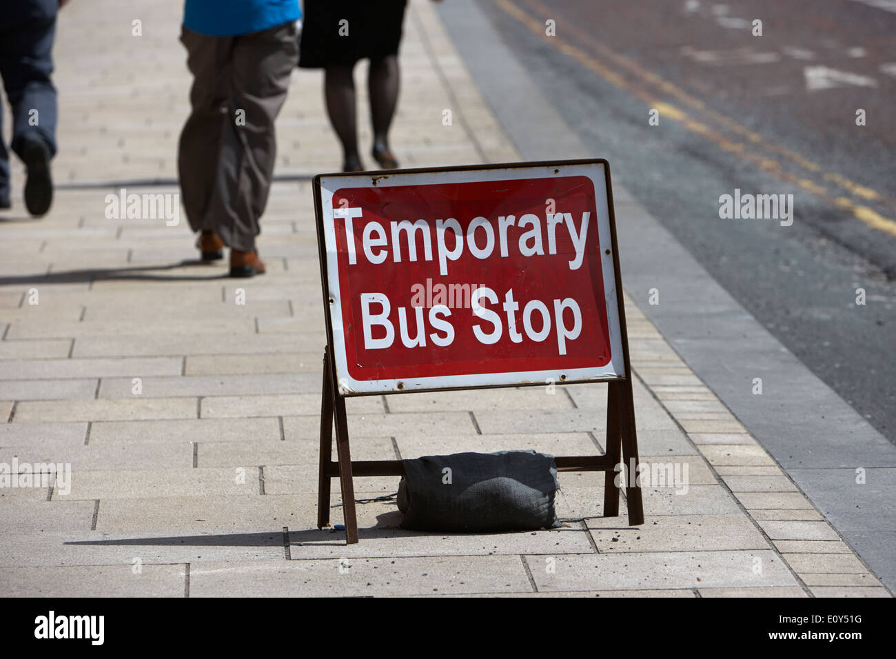 temporäre Bus Stop-Schild auf einer Stadtstraße in Preston England UK Stockfoto