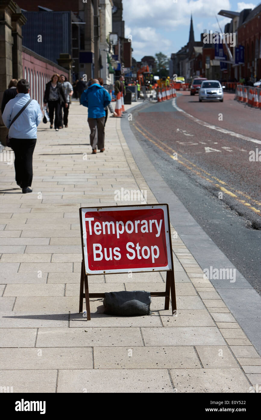 temporäre Bus Stop-Schild auf einer Stadtstraße in Preston England UK Stockfoto