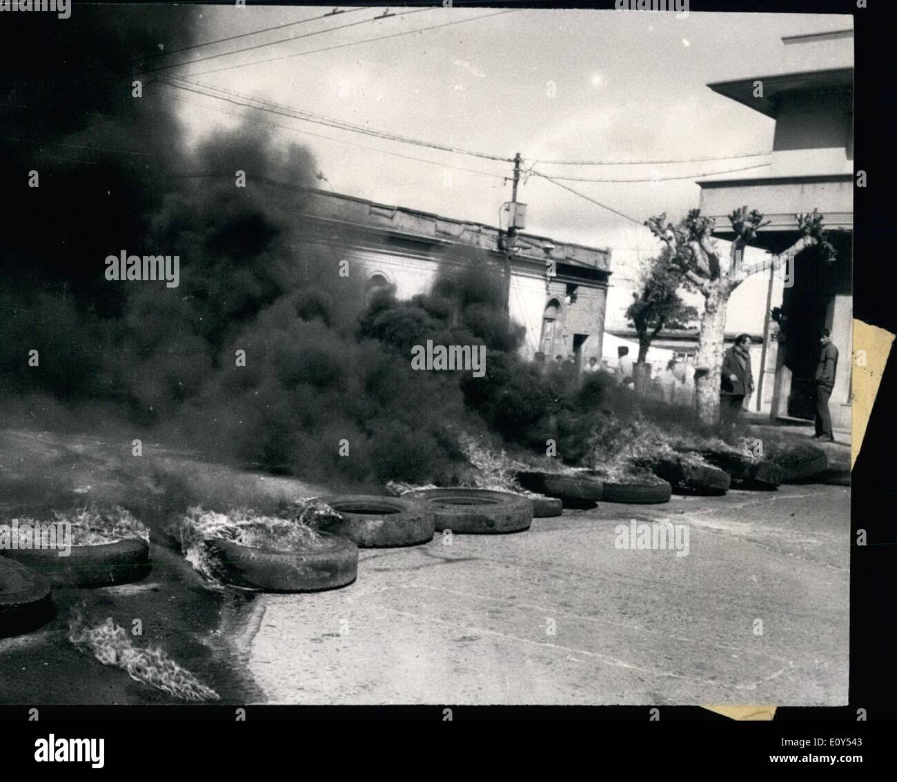 11. November 1968 - die folgenden sind Fotos von der gewaltsamen Auseinandersetzungen, die p nahm [Spitze in verschiedenen von Montevideo, Uruguay, zwischen Studenten und Verpackung Arbeiter und dem Regime repressiven Kräfte spezialisiert und bewaffnete Truppen. Zwei Studenten wurden getötet, mehr als 100 wurden verletzt, einige von ihnen tapfer aus Fragmenten von Schrotflinten Fort Bomben die Fragmente über ein weites Gebiet verbreiten geschleudert. Diese neue repressive '' Waffe '' diente auch gegen die Studenten der School of Medicine Stockfoto