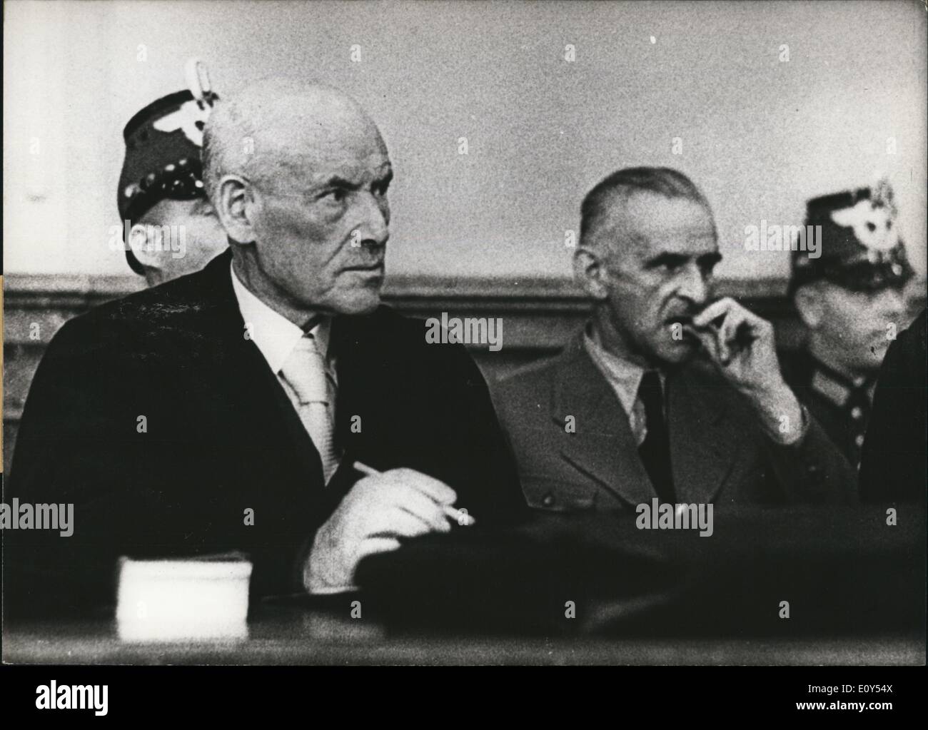 11. November 1968 - im Bild ist der ehemalige Bürgermeister von Leipzig, Dr. Carl Friedrich Goerdeler(right). Er war um die 20 Juli Bombardierungen Handlung Testversion in das Volksgericht. Jean-Louis Scherrer Herbst- und Wintermode Stockfoto