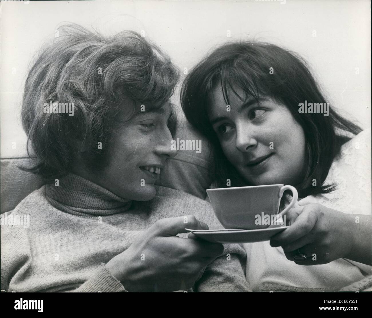 11. November 1968 - Bee Gee Robin heiraten: Pop star Robin Gibb, 19, singt mit der Bee Gees-Gruppe wird 21 jährige Moll Hullis bei Caxton Hall Standesamt heiraten nächste Woche. Das Paar kennen einander seit zwei Jahren und vor einem Jahr Robin Mollys Leben gerettet. Für beide in Hither grün Schiene Abbruch beteiligt waren, wo 49 Menschen starben und Robin zog Molly an Sicherheit durch eine zertrümmerte Fenster des Zuges. Das Foto zeigt Robin Gibb von den Bee Gees, mit seiner Verlobten, Molly Hullis, ein Polizist der Tee zu genießen. Stockfoto