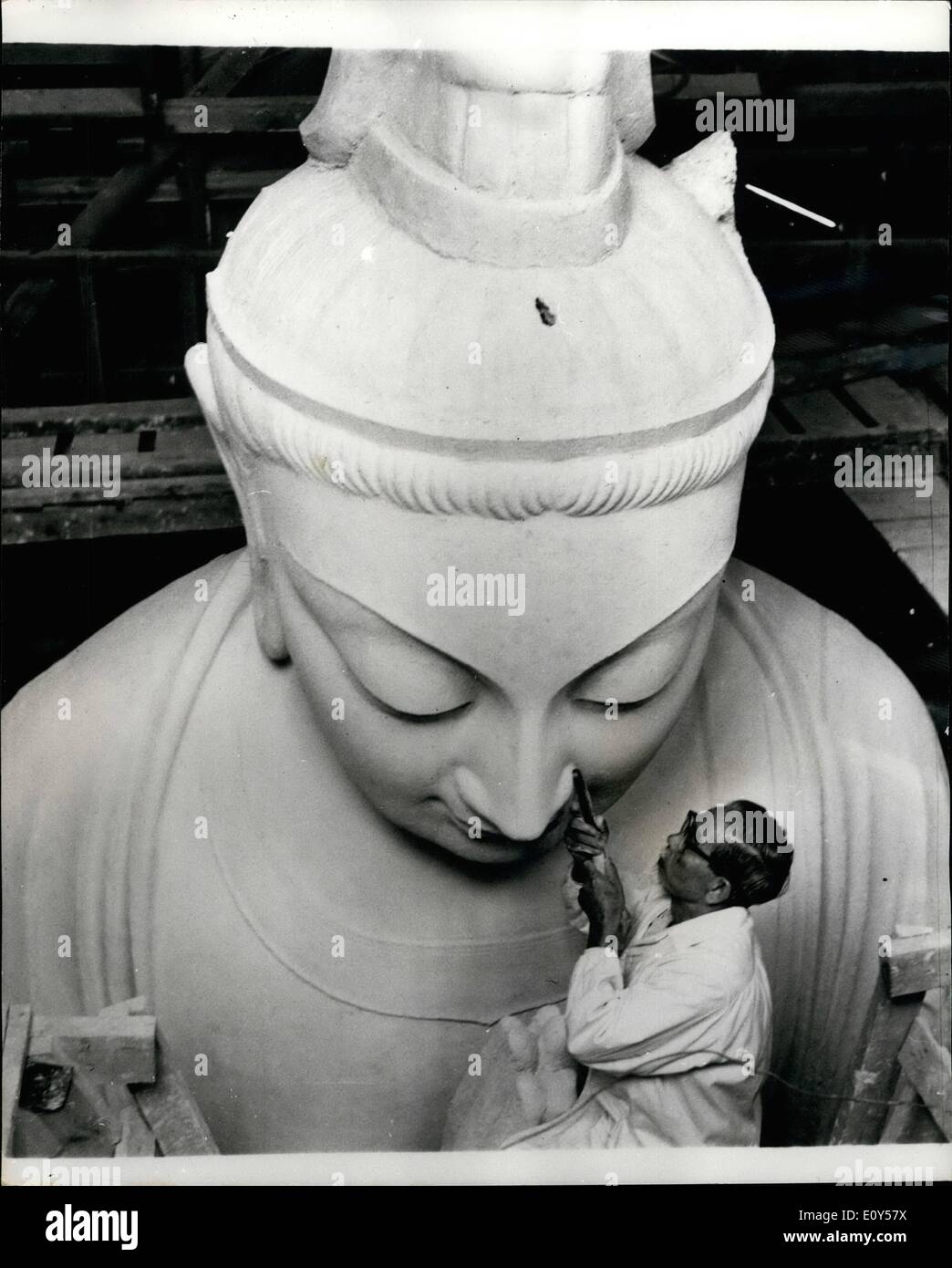 8. August 1968 - Buddha-Generator. Eine 36-Fuß-Statue von Buddha ist das Werk des Bildhauers-Philosophen Shinzan Yamada, Futenma, Japan, 89 Jahre alt ist. Im Jahr 1957, als er 78 war, begann er sein Projekt. Die herrliche Statue zeigt, dass Buddha in einer gigantischen Lotus Blüte Blume und viele Besucher Reise nach Futenma speziell zu sehen, die riesige Buddha sitzt. Foto zeigt: = Mr Shinzan Yamada arbeitet an seinem riesigen Buddha-Statue. Stockfoto