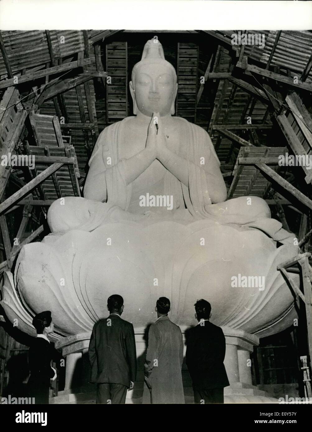8. August 1968 - ist Buddha Builder A 36-Fuß-Buddha-Statue das Werk des Philosophen Shinzan Yamada Futenma, Japan, 89 Jahre alt ist. Im Jahr 1957, als er 78 war, begann er sein Projekt. Die herrliche Statue zeigt, dass Buddha in einer gigantischen Lotus Blüte Blume, und viele Besucher Reise nach Futenma vor allem zu sehen, die riesige Buddha sitzt. Foto zeigt: - Besucher die riesige Statue von Buddha, an Futenma. Stockfoto