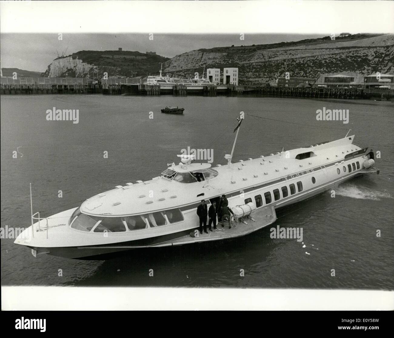 8. August 1968 - russisches Tragflächenboot kommt bei Dover.: die erste von den 150-Passagier seetüchtige Schnellboote der Russen hoffen, an die britische Transportbranche zu verkaufen ist heute in Dover angekommen. Eine russische Besatzung brachte die Hydrofoil - Kometa - aus Leningrad, über Rotterdam. Es ist das erste riesige russische Tragflügelboot, visit Britain. Das 42 mph Handwerk wiegt 127 Tonnen. Das Foto zeigt das russischen Tragflächenboot genannt Kometa - heute kommen neben der Wand im Hafen von Dover. Stockfoto