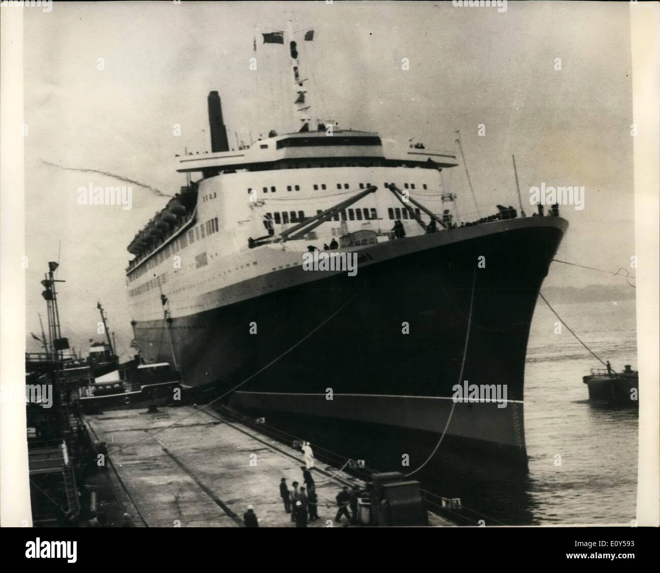 11. November 1968 - Prinz Charles Segel In die neue Queen Elizabeth 2. Prinz Charles segelte in die neue Queen Elizabeth 2. Liner heute - wenn das Schiff - ihre erste Fahrt unter eigener Kraft das Fitting - links, Becken in Clydebank für die 13-Meile Reise zum Trocknen dock am Greenock. Wenn Sie der Armatur, Becken Liner schwang und schlug die hölzernen Wharfside verlassen, kratzen einige 20 ft Lackierung. Foto zeigt; Die Queen Elizabeth 2 Eintritt in das Trockendock am Greeneck nach ihrer Reise heute. Stockfoto 11. November 1968 - Prinz Charles Segel In die neue Queen Elizabeth 2. Prinz Charles segelte in die neue Queen Elizabeth 2. Liner heute - wenn das Schiff - ihre erste Fahrt unter eigener Kraft das Fitting - links, Becken in Clydebank für die 13-Meile Reise zum Trocknen dock am Greenock. Wenn Sie der Armatur, Becken Liner schwang und schlug die hölzernen Wharfside verlassen, kratzen einige 20 ft Lackierung. Foto zeigt; Die Queen Elizabeth 2 Eintritt in das Trockendock am Greeneck nach ihrer Reise heute. Stockfoto