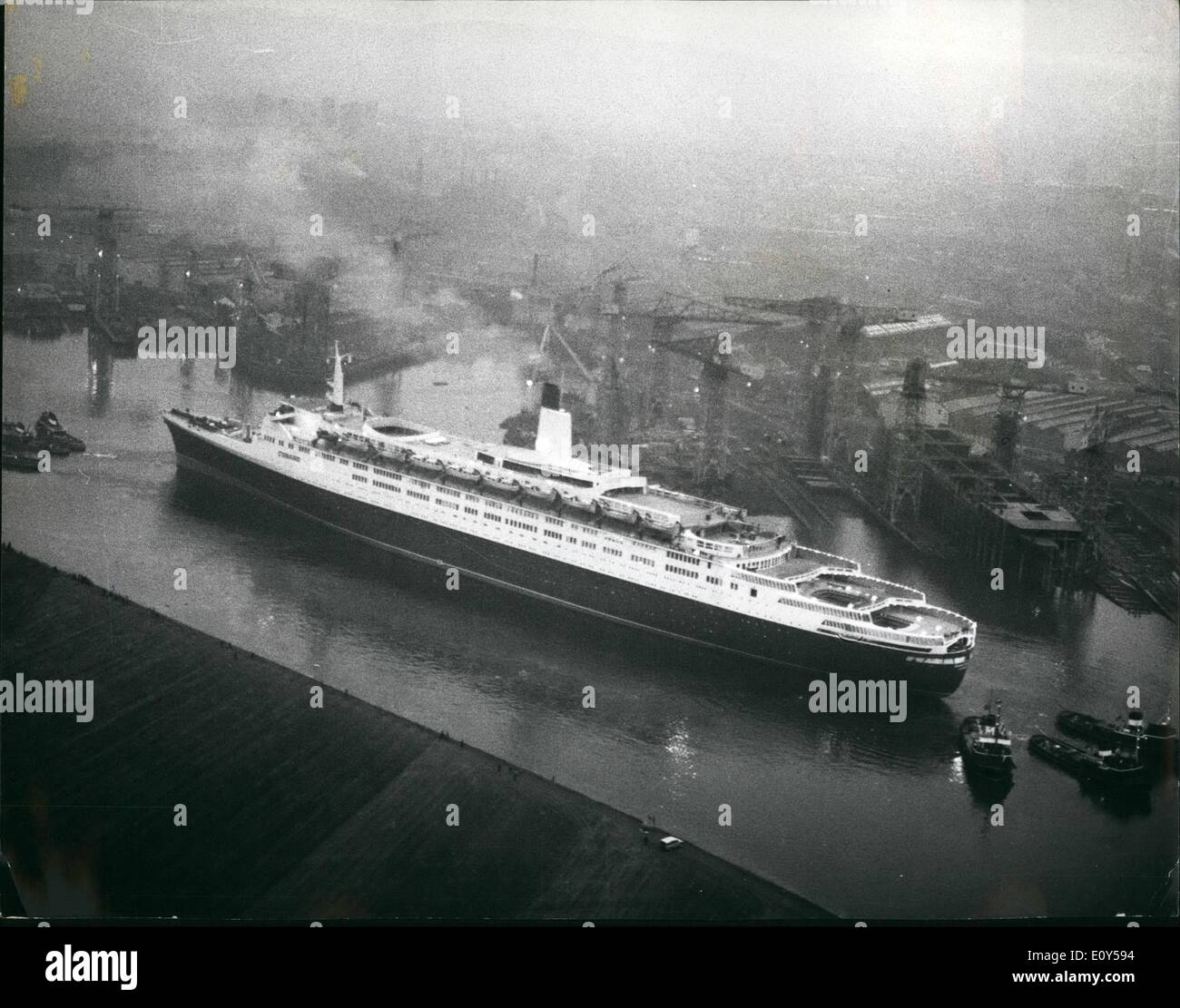 11. November 1968 - macht Queen Elizabeth 2 die erste Reise. Foto zeigt, dass der neue Liner Queen Elizabeth 2 gestern im Bild wenn sie machte ihre erste Reise unter eigener Kraft die 13 Meile Reise von der Armatur, Becken in Clydebank Dock in Greenock trocknen. Stockfoto