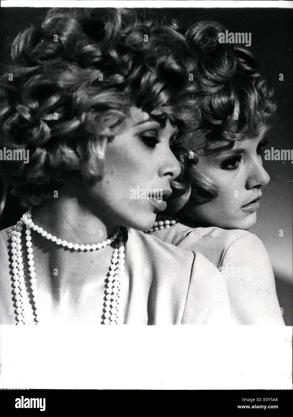 Le chanteur Johnny Hallyday et la chanteuse Sylvie Vartan se baladent