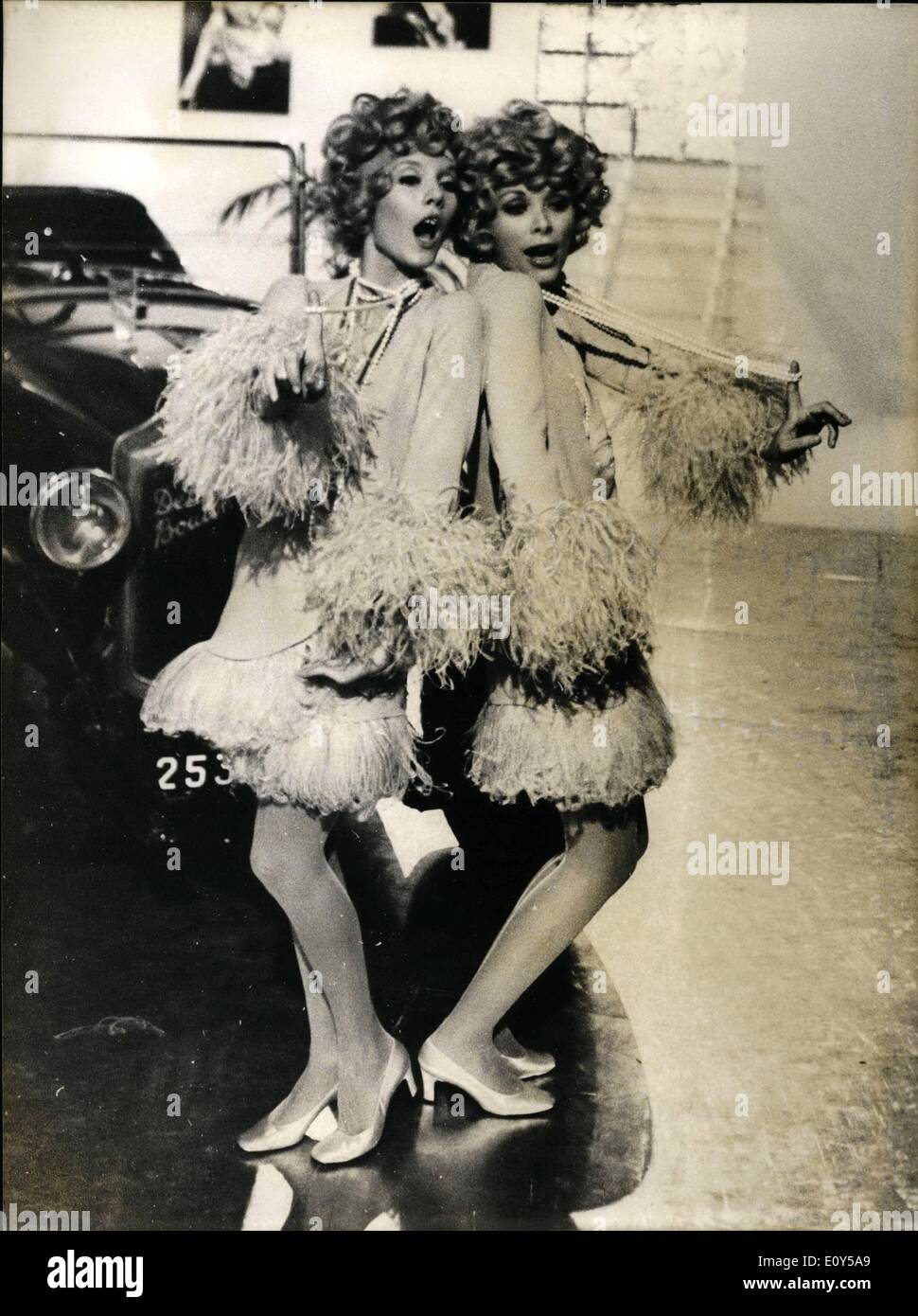 11. November 1968 - MIREILLE DARC, CO-STAR mit SYLVIE IN '' SYLVIE VARTAN SHOW'': zum ersten Mal Mireille Darc, der berühmte Bildschirm Schauspielerin wird Co-star mit Sylvie Vartan, Johnny Hallyday Frau Sylvie Vartan TV Show. OPS: Mireille Darc (links) und Sylvie Vartan tragen Kleider erinnert an den frühen dreißiger Jahren Vielfalt zeigt während einer Probe gestern abgebildet. Stockfoto