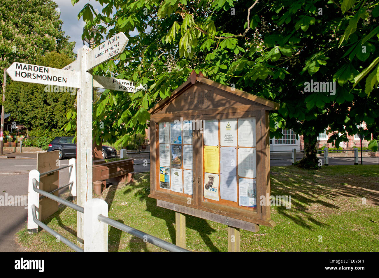 Traditionelle Wegweiser und Dorf Pinnwand bei Goudhurst, Kent, UK Stockfoto