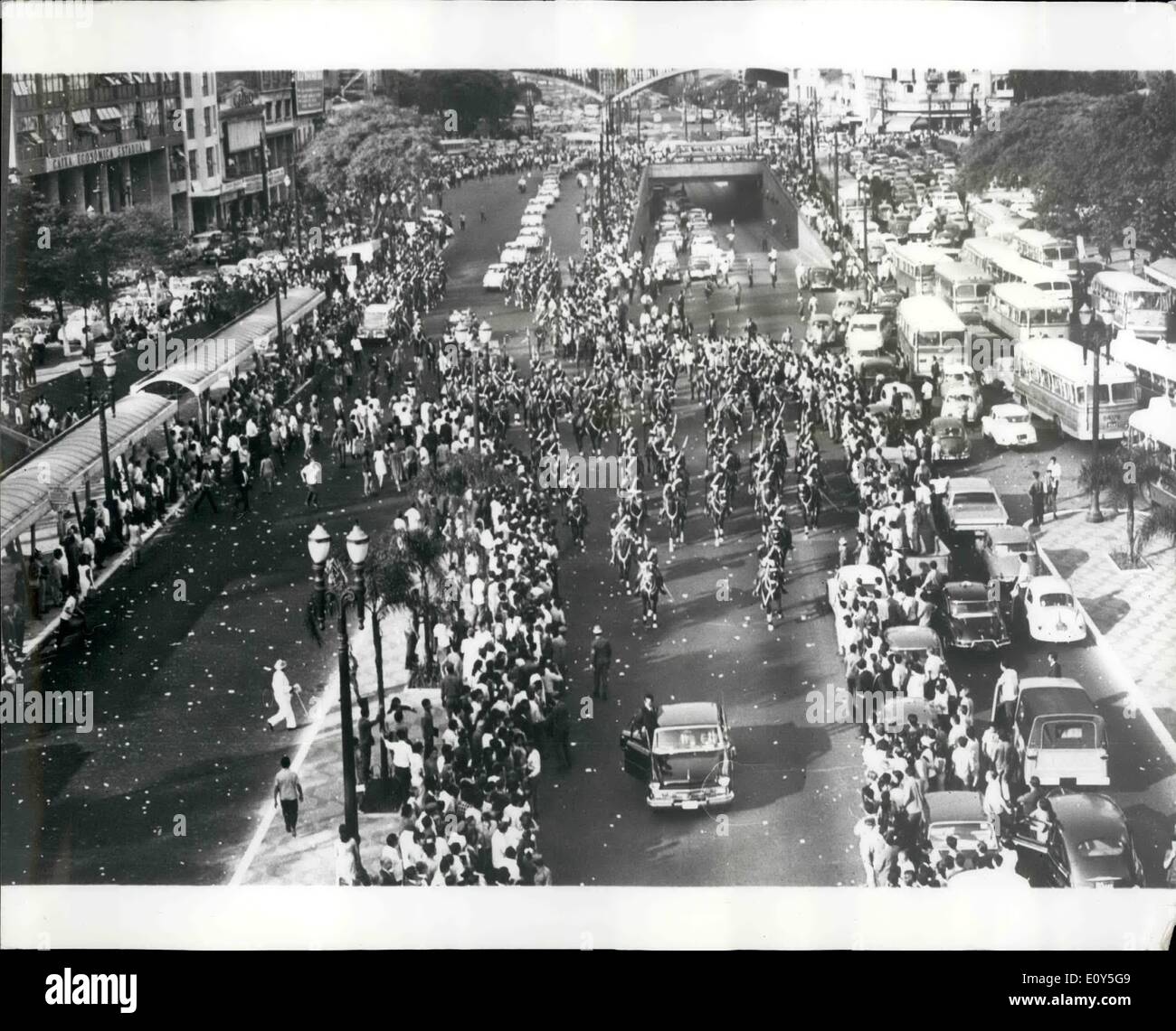 11. November 1968 - The Queen In Brasilien: Bild zeigt: allgemeine Ansicht der Militärparade statt zu Ehren der Ankunft von HM The Queen und The Duke of Edinburgh in San Paulo - auf der zweiten Etappe der Royal Tour durch Brasilien. Stockfoto