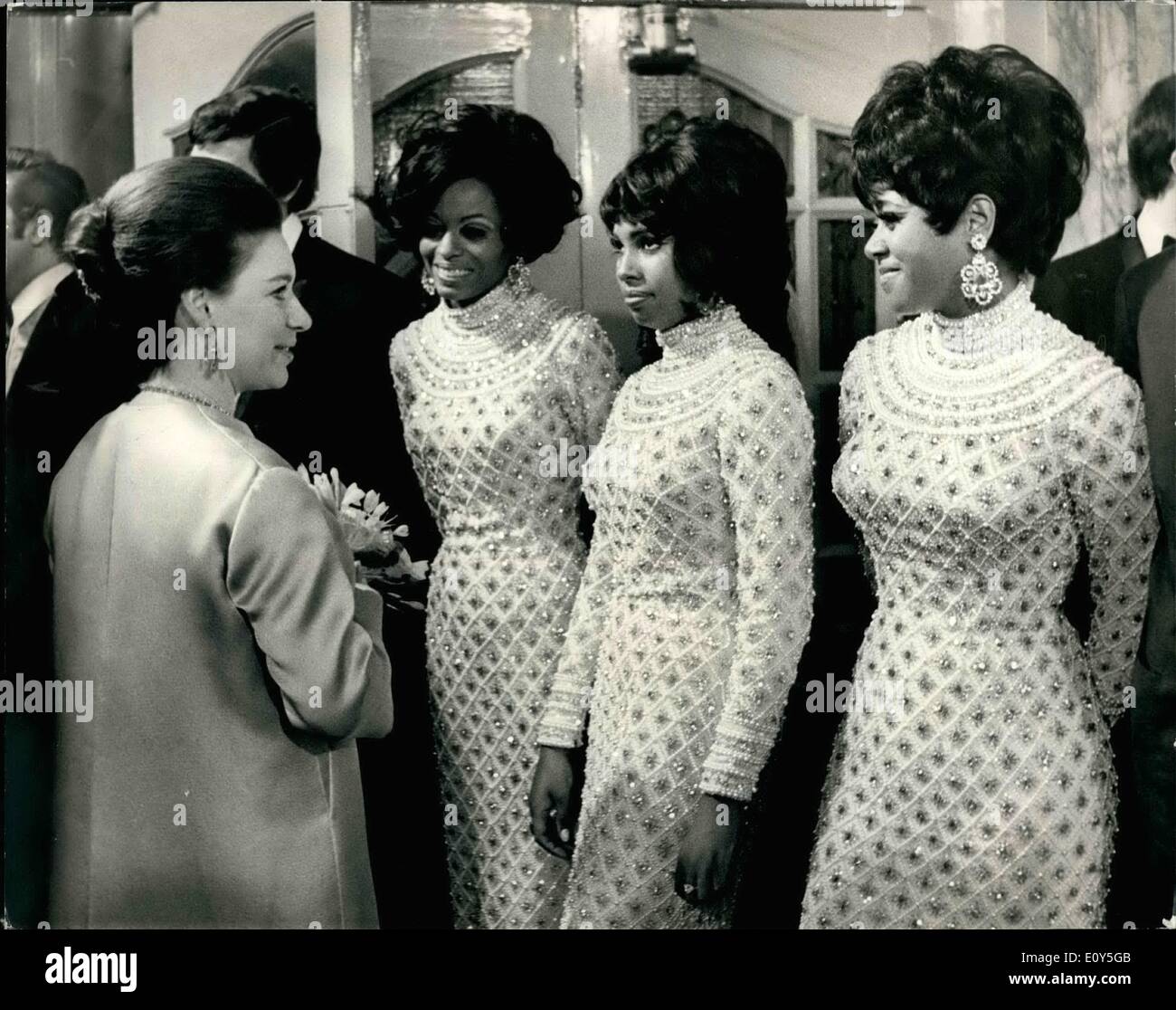 11. November 1968 - Royals besuchen die Royal Variety Performance At The London Palladium: Königin Elizabeth, die Königinmutter wurde begleitet von Prinzessin Anne, Prinz Charles, Prinzessin Margaret und ihr Ehemann, Lord Snowdon, wenn sie der royal Variety Performance im London Palladium heute Abend zugunsten der Vielzahl Artistes besucht "Benevolent Fund. Foto zeigt Prinzessin Margaret im Gespräch mit den Supremes-pop-Gruppe nach der Show zu sehen. Stockfoto