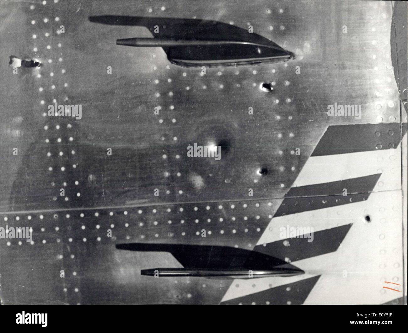 18. Februar 1969 - Flugzeug 40 arabische Kugeln gegen Elal Planet Zürich Flughafen: Foto zeigt A nahe Blick auf die Kugel Markierungen auf der Cockpit-Seite von der Split die Donnerstag Abend am Flughafen Zürich, verletzt fünf Personen angegriffen worden. Eines der vier Terrorist wurde erschossen, die anderen drei erfasst. Stockfoto