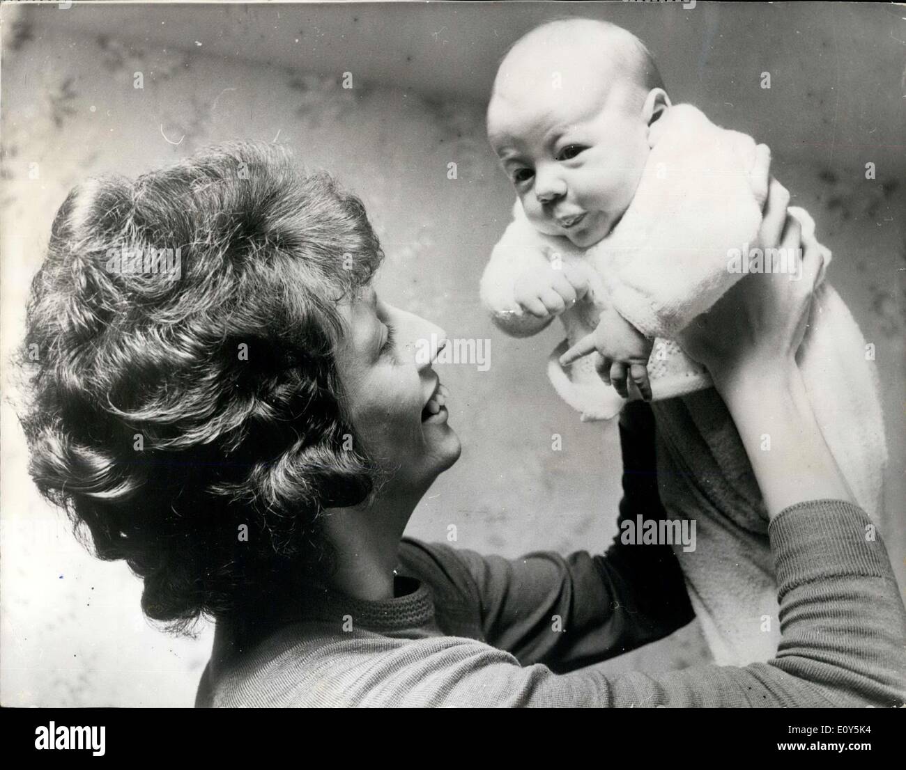 25. Februar 1969 - Sie spielte mit ihrem Leben für EIN Baby: Zwei - Monate alt Steven Sheard ist das Pry des Lebens für diese Mutter, 28-jährige Mrs. Evelyn Sheard. Denn als Mrs. Sheard entschied, ein Baby zu haben, spielte sie mit ihrem eigenen Leben. Vor drei Jahren ließ Frau Sheard aus workington (Cumberland) die Artic Klappe in ihrem Herzen bei einer schweren Operation im Hammer smith Hospital in London ersetzen. "Nach der Operation wiesen Chirurgen auf das ernste Risiko hin, das ich sprechen würde, ich hatte irgendwelche Kinder, teilweise wegen der Medikamente, die ich nehmen muss, sagte Frau Sheard Stockfoto