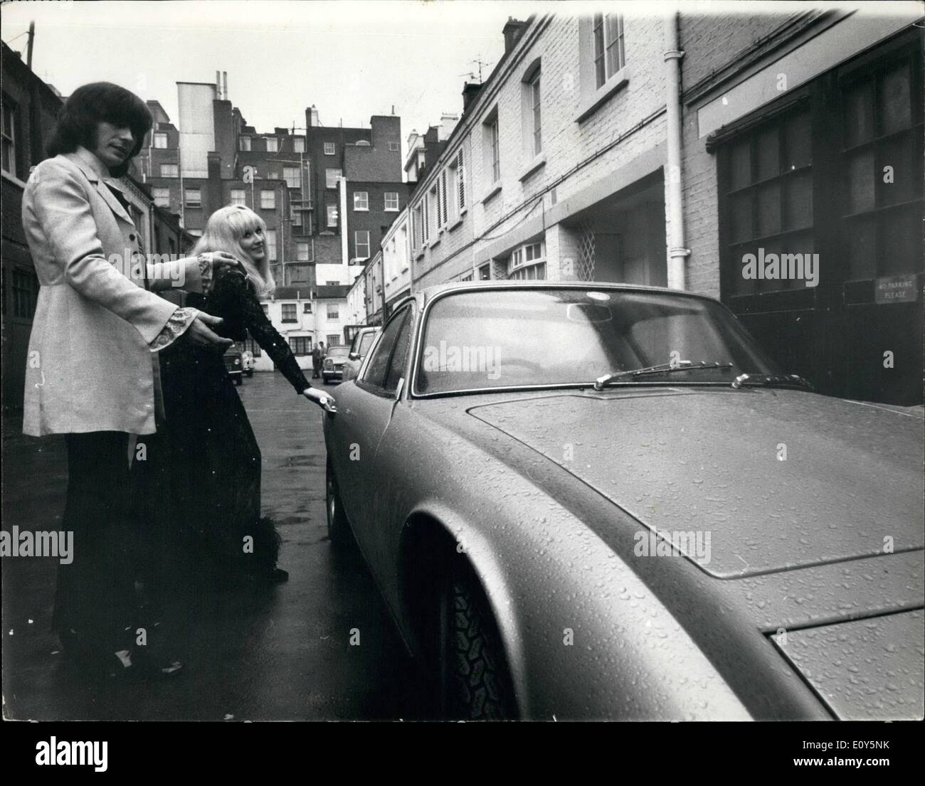 11. November 1968: Die beiden Sänger Janie Jones und John Christian Dee Wed heirateten heute den Sänger John Christian Dee im Kensington Registry Office. Das Paar will in Amerika als Sänger Adam  aufzeichnen . Foto zeigt John Christian Dee  Er überreicht seine Braut mit seinem verheirateten Geschenk. Ein grauer Lotus 2 plus 2  Nach der Ankunft bei der Hochzeit Stockfoto