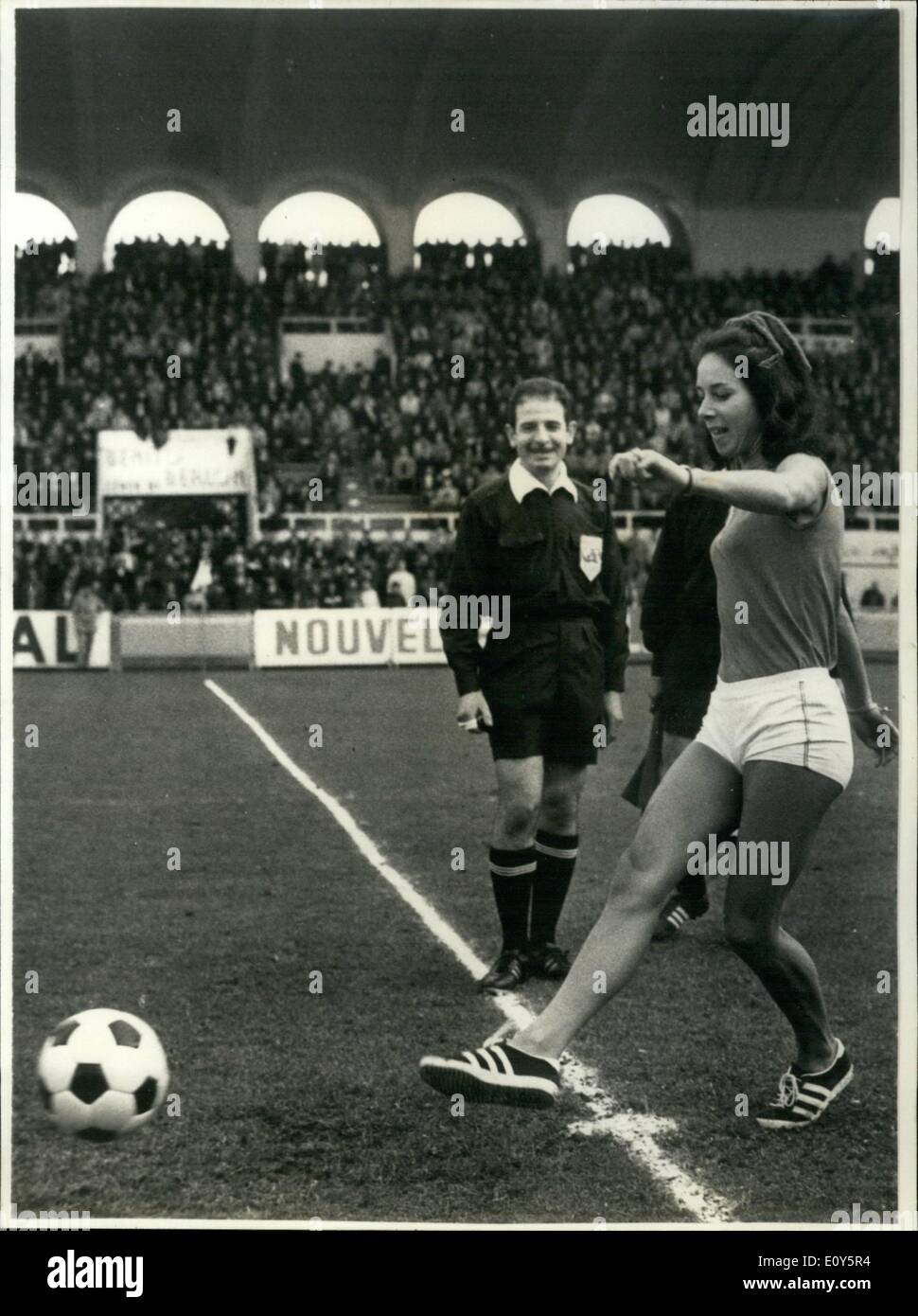 11. November 1968 - Gold Medallist gibt "Kick-Off" zu Fußball Spiel Colette Besson, der Mädchen-Athlet aus Bordeaux-Gewinner der Goldmedaille Mexiko, gab ein Kick-off für dem Fußballspiel Bordeaux V. Nantes in Bordeaux. OPS: - Colette Besson das Eröffnungsspiel. Stockfoto