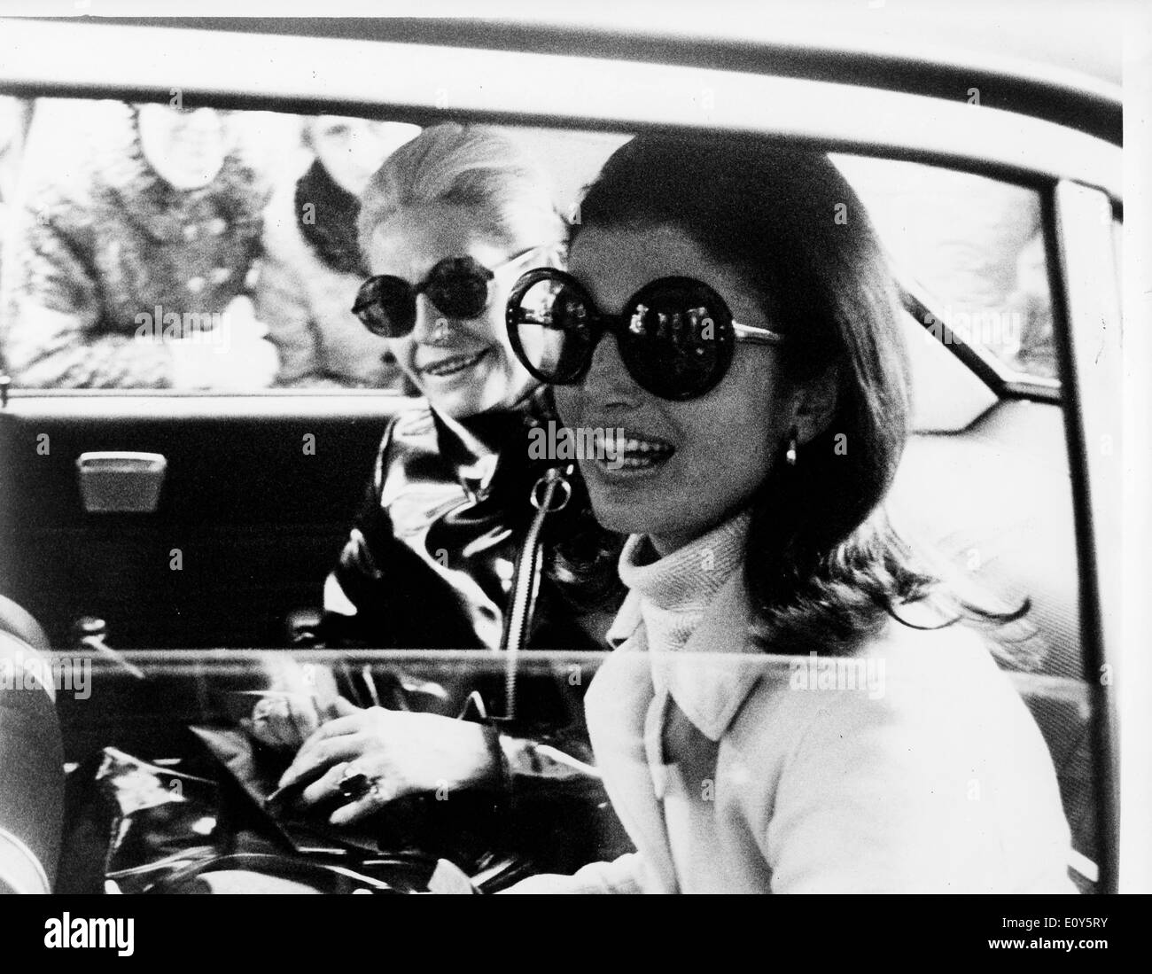 Jackie Kennedy in Auto mit Freund Stockfoto