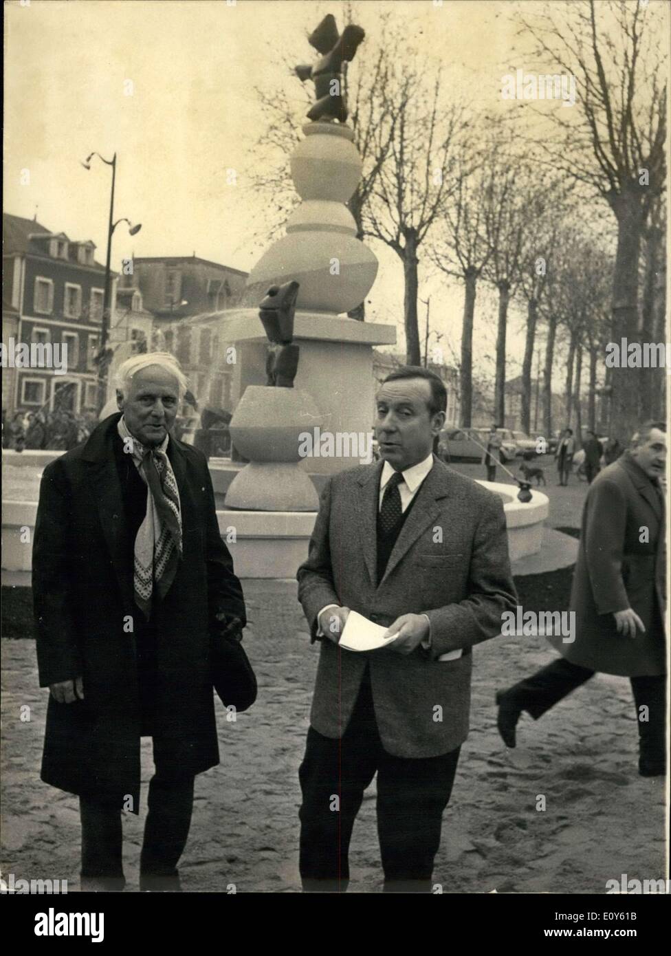 2. Dezember 1968 - 40 Tonnen Of Rock zu machen A Fountain: berühmter Bildhauer Git, Amboise: Amboise, berühmt für sein Schloss, hat jetzt einen Springbrunnen des bekannten Bildhauers Max Ernst. Es schauen 40 Tonnen Gestein zu machen. M. Debre, Minister für auswärtige Angelegenheiten, den Vorsitz bei der Zeremonie der Einweihung gestern. Foto zeigt M. Michel Debre abgebildet mit M. Max Ernst vor dem Brunnen. Stockfoto