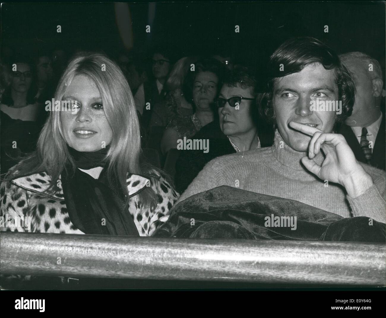 3. März 1969 - b.b. mit neuen Freund bei Filmpremiere: Brigitte Bardot und ihr neuer Freund Sen Schauspieler Patrick Gilles am Stockfoto