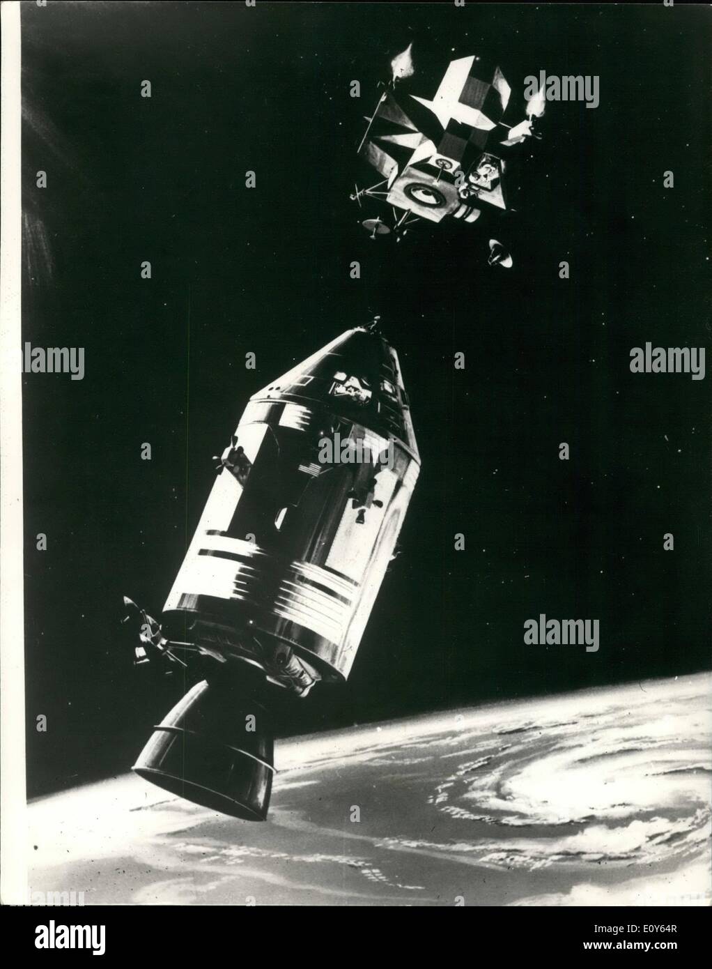3. März 1969 - Apollo Crew alles eingestellt. Das Apollo-9 Raumfahrt aussehen alle ausziehen - die drei Astronauten James McDivitt, David Scott und Russell Schweickart scheinen ihre Erkältungen abgeschüttelt haben soll. Foto zeigt: - Diese Zeichnung Hows der Apollo 9 Raumfahrzeug Befehl und service-Module wird in Position gehalten von Astronauten David Scott, wie Lunar Module Pilot Russell Schweickart Aufstieg Stadium der LM, das erste bemannte Rendezvous Manöver und Docking-ca. 150 Meilen über der Oberfläche der Erde Stockfoto