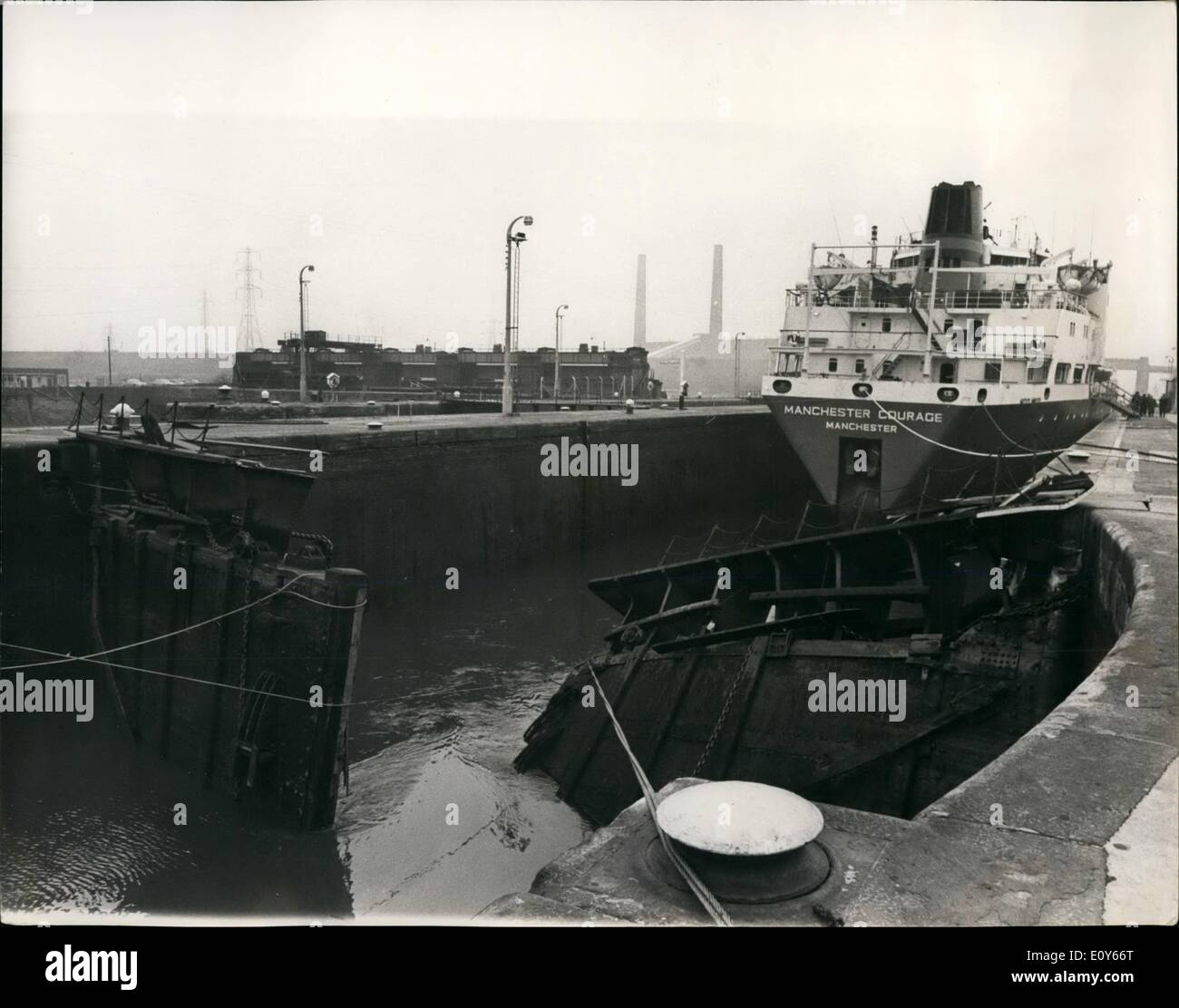 3. März 1969 - Schiff gestaut In Manchester Ship Canal ist befreit: Die '' Manchester Mut '', 12.000 Tonnen, die war auf dem Weg nach Montreal wenn sie rammte Riesen suchen Tore in den Manchester Ship Canal an Irlam, Lancashire - nur acht Meilen aus Manchester - wurde gestern freigegeben, aber noch Sperre gebunden, bis die Trümmer der zerstörten Tore gelöscht wird. Das Schiff war mit einer Ladung von 400 Container nach außen gebunden. Bis das Schloss repariert ist anderen Schiffen werdet nicht zu verlassen oder Betreten der Port of Manchester. Foto zeigt den '' Manchester Mut '' - zeigt die beschädigte Schleusentore im Vordergrund. Stockfoto