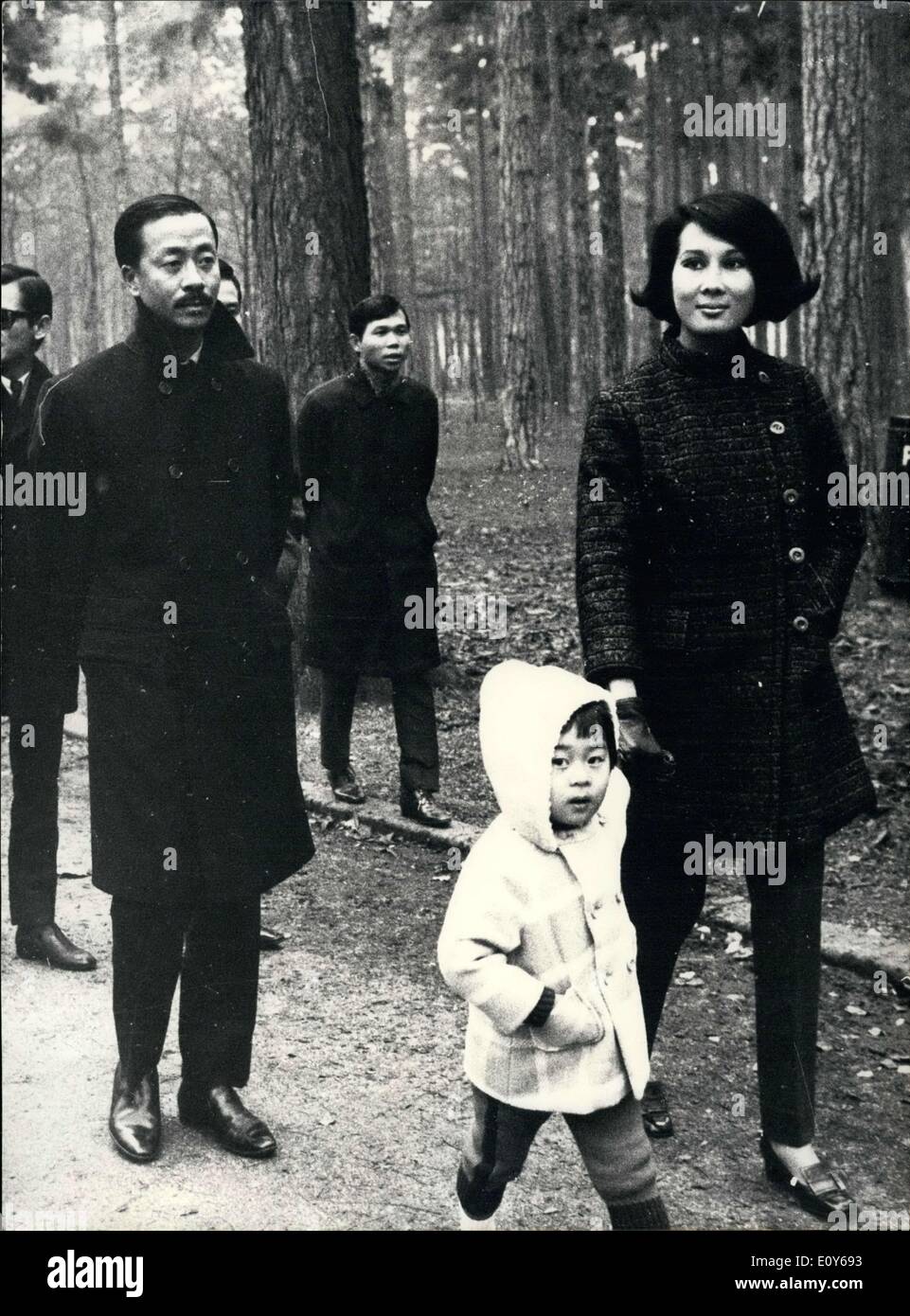 10. Dezember 1968 - nutzten vor Vietnam Friedenskonferenz in Paris beginnt, General Nguyen Cao Ky, Leiter der Delegation der südvietnamesischen ein paar Momente der Muße zu einem Spaziergang im Park Bois De Boulogne mit seiner Frau und seiner Tochter. Stockfoto