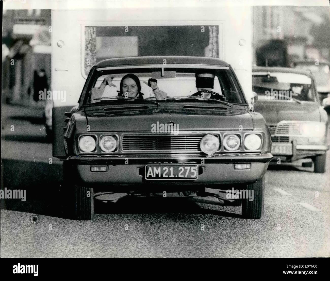 12. Dezember 1968 - AUGENBINDE MOTORING Rekord Halter berichtet, Polizei.: Der dänische Zauberer, 33-jährige Leif Bockel, richten Sie einen Weltrekord im Augenbinde, Autofahren, auf einer Rennstrecke in Jütland, 47,2 KM fahren, nachgestellte einen Wohnwagen hinter dem Fahrzeug. Die junge weibliche Controller, Kirsten Hougaard durchlebt einige spannende Momente, als Leif Bockel plötzlich auf der normalen Straße außerhalb der Strecke ging – für die er bei der Polizei gemeldet wurde, die jetzt die Angelegenheit betrachten. Der bisherige Rekord von 42 KM hielt eine norwegische illusionist Stockfoto