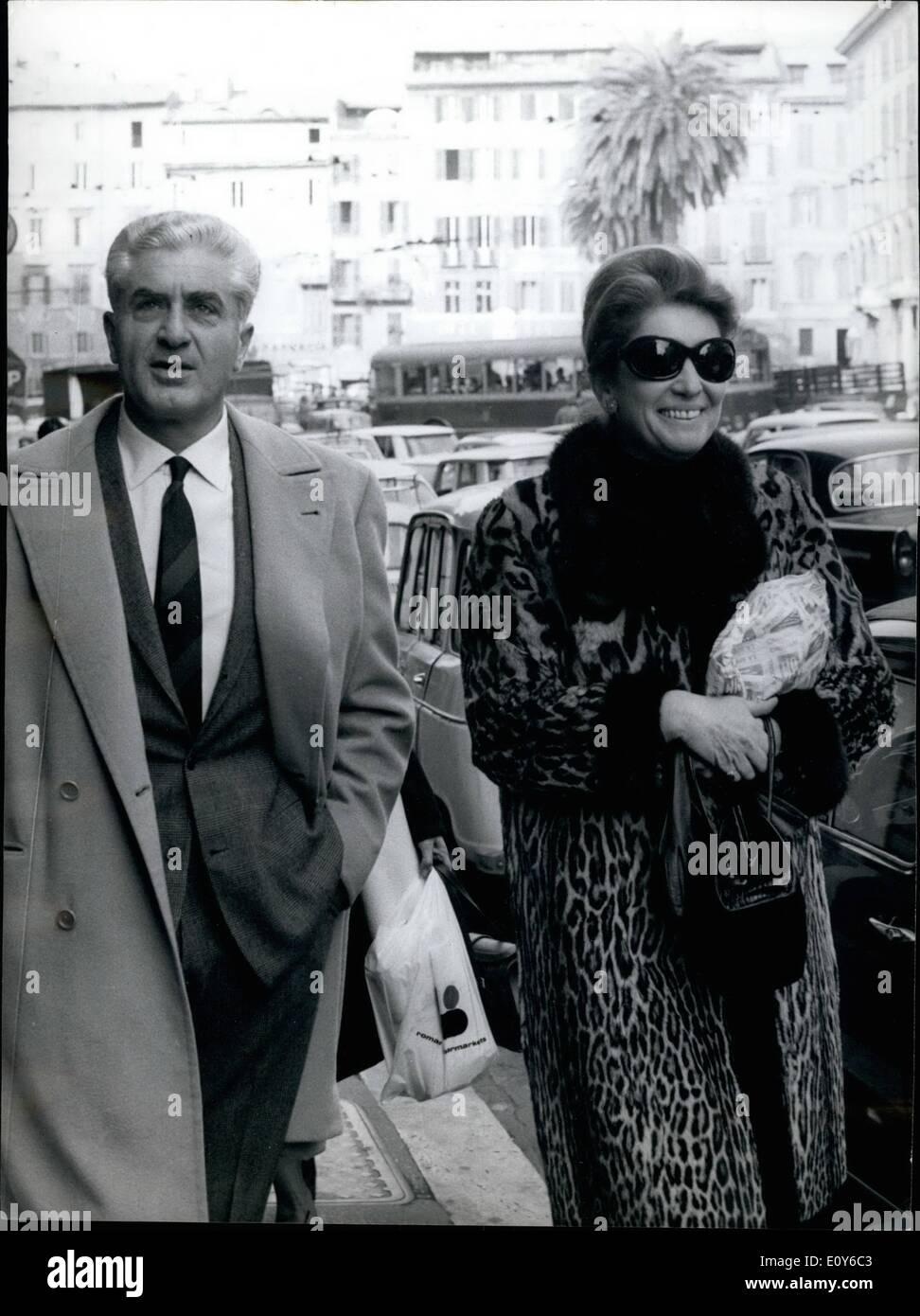 12. Dezember 1968 - während ihr geschiedener Mann ein Baby von der Schauspielerin Sophia Loren erwartet, spaziert Frau Giuliana Flastri Straße Accompnaied von ihren Freunden, der pilot Capt Marcelo Mainetti. Frau Giuliana Flastri ist die geschiedene Ehefrau von Carlo Ponti, Produzent, eigentlich Hopia Lorens Ehemann. Stockfoto