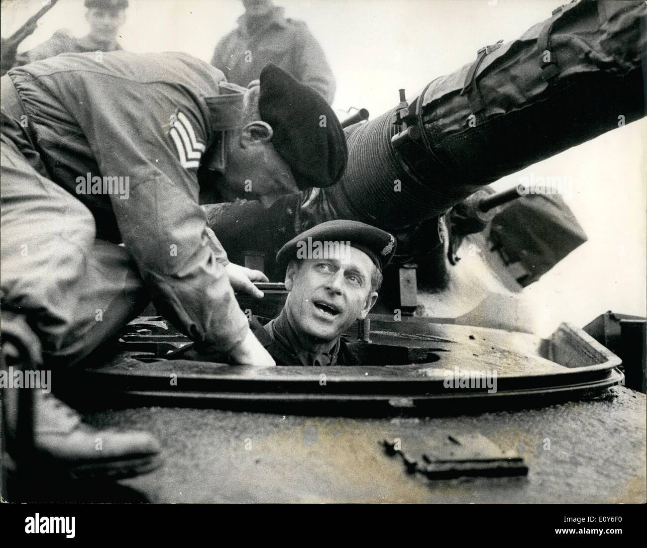 3. März 1969 - Prinz Philip fährt Chieftain Tank: Prinz Philip im Bild gestern in einem 51-Tonne Chieftain Tank, er fuhr, Stockfoto