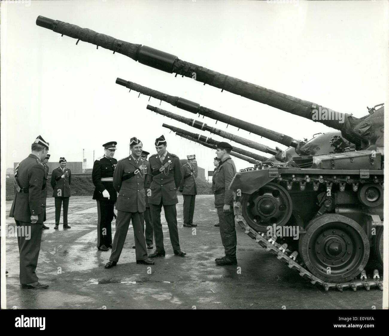 3. März 1969 - Prinz Philip treibt, Häuptling und Feuer Waffe: Prinz Philip gestern fuhr einen 51-Tonnen-Chieftain-Panzer und feuerte seine 120-mm-Geschütz, als er die Queen Royal Irish Hussars, er Oberst besuchte-in-Chief, bei Bovington, Dorset ist. Das Foto zeigt Prinz Philip Panzer-Besatzungen zu treffen, als er unter der riesigen Gewehrläufe, Spaziergänge, während eine Reihe von Chieftain-Panzer in Bovington gestern Inspektion gesehen. Stockfoto
