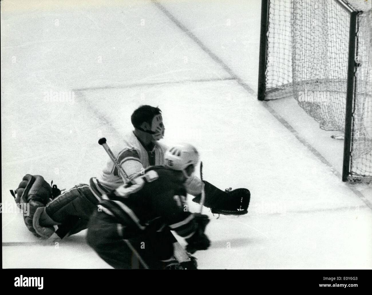 3. März 1969 - Märkte - sowjetischen Eishockey (2:0): die Czechish links vorwärts Cerny (15) macht 2:0 für die Czechishs. Stockfoto