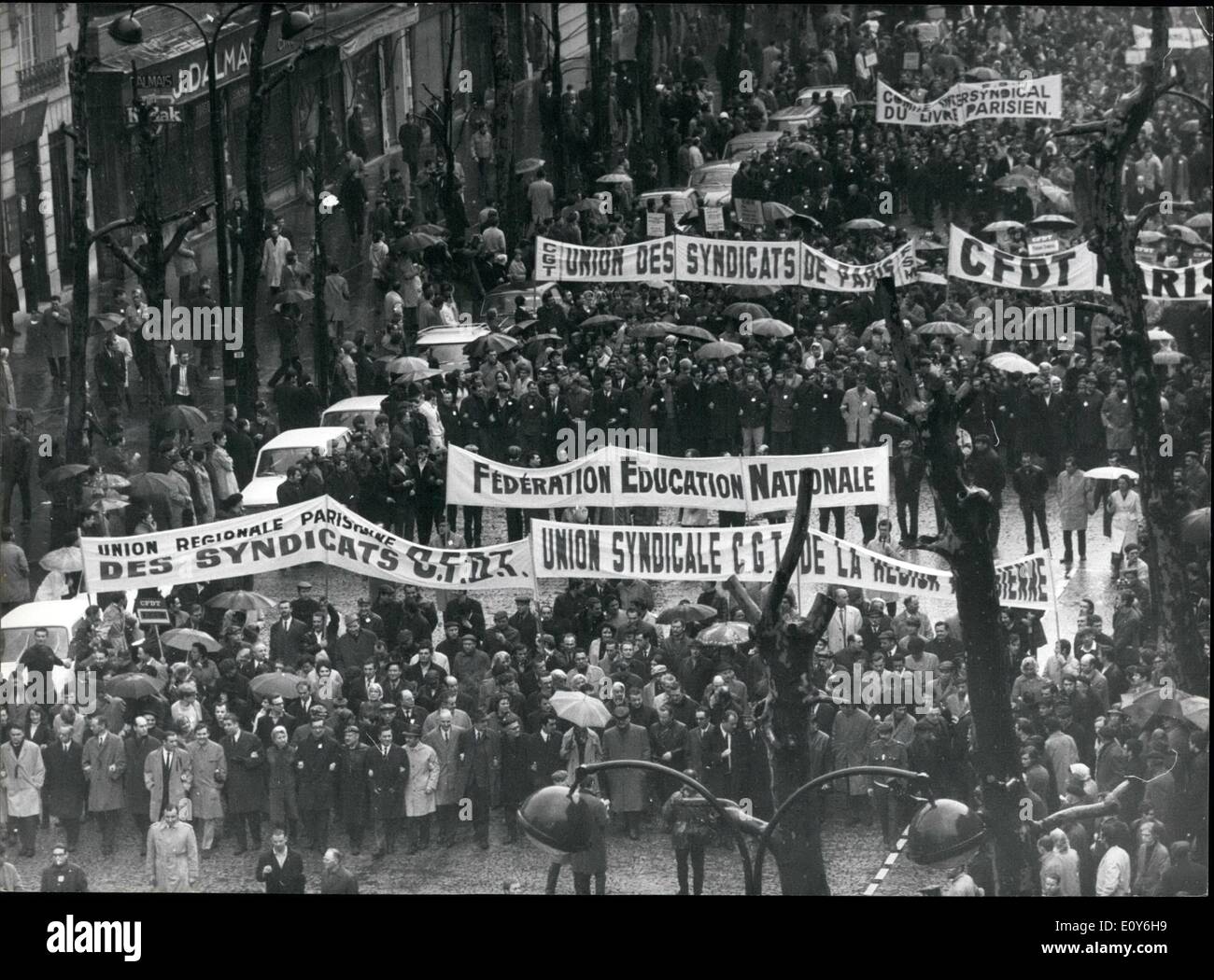3. März 1969 - 24-Stunden allgemeine Streik: Messe treffen statt, in Paris.: ein Mas treffen Oraganised der französischen Gewerkschaften fand während des 24-stündigen Generalstreiks gestern in Paris statt. Das Foto zeigt Demonstranten mit Fahnen während der Marsch von der Bastille, der Place De La Republique abgebildet. Stockfoto