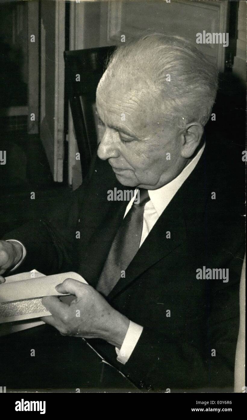 12. Dezember 1968 - fand berühmter Dichter am Writers' Charity Sale der jährlichen Verkauf der Bücher von den Autoren im Palais d ' Orsay, Paris, Stockfoto