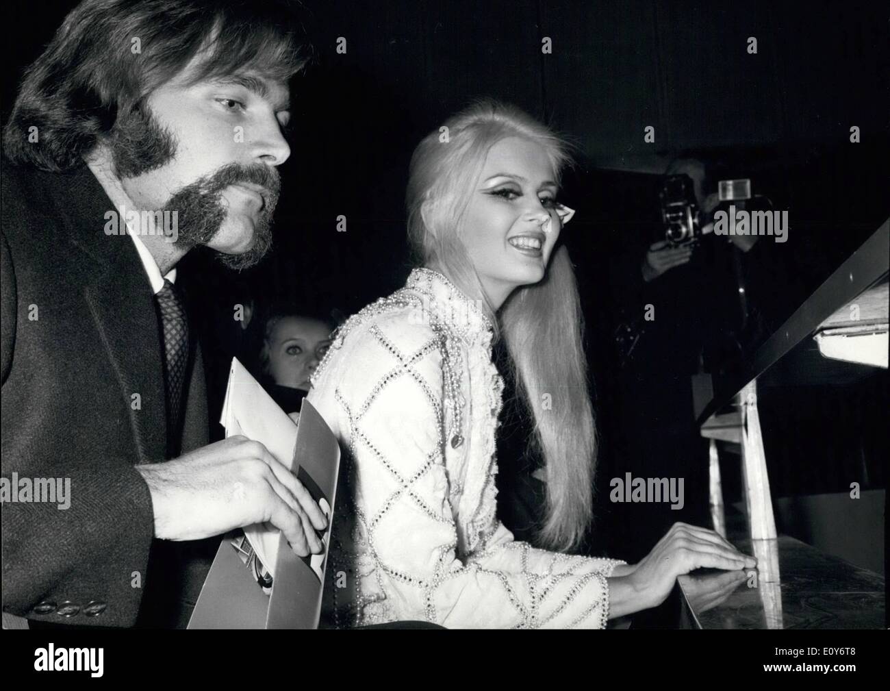 12. Dezember 1968 - Galavorstellung im Kino Royal für den Film "2001 Odyssee im Weltraum". Viele Stars nahmen an der Gala. Foto zeigt amerikanische Schauspielerin Pamela Tiffin und Franco Nero. Schauspieler Franco Nero war der Freund der britischen Schauspielerin Vanessa Redgrave. Werden die Anglo-italienische Liebe ist fertig? Stockfoto