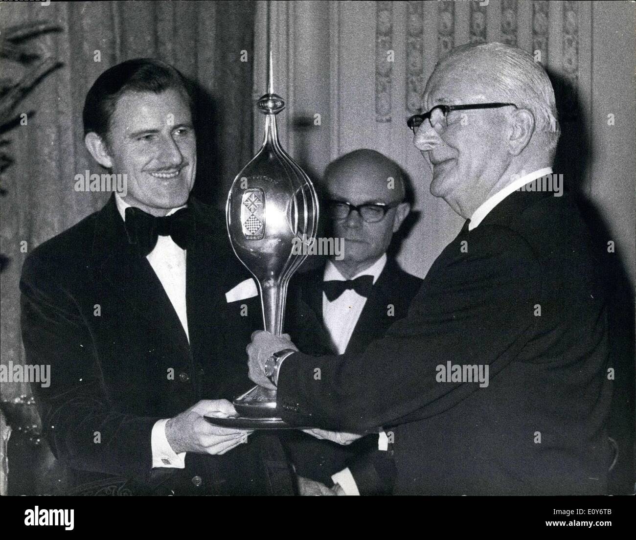 12. Dezember 1968 - Präsentation des 1968 Motor Sports Awards Rennfahrers Graham Hill präsentiert mit zwei Trophäen: 1968 Motor Sport Preisverleihung fand gestern Abend bei einem Dinner am Royal Automobile Club, Pall Mall, London statt. Großbritanniens-Fahrer Graham Hill, präsentierte sich mit zwei Trophäen - Weißdorn Memorial Trophy (gegründet 1959 von der R.A.C zum Gedenken an den Tod des Rennfahrers Mike Hawthorn)- und die F.I.A Weltmeisterschaftspokal Stockfoto