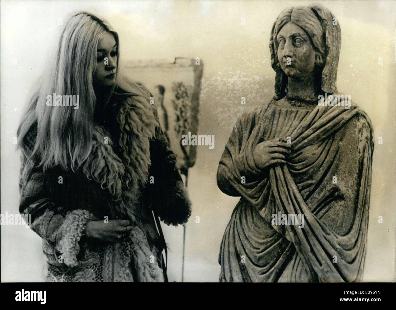 4. März 1969 - trennen Welten und Zeiten diese zwei Frauen. Diese Statue ist eine römische Frau aus dem 3. Jahrhundert und wurde unter 900 Stück auf eine Ausstellung in der Kölner Kunsthalle mit dem Titel '' Römer in Rumänien. Stockfoto
