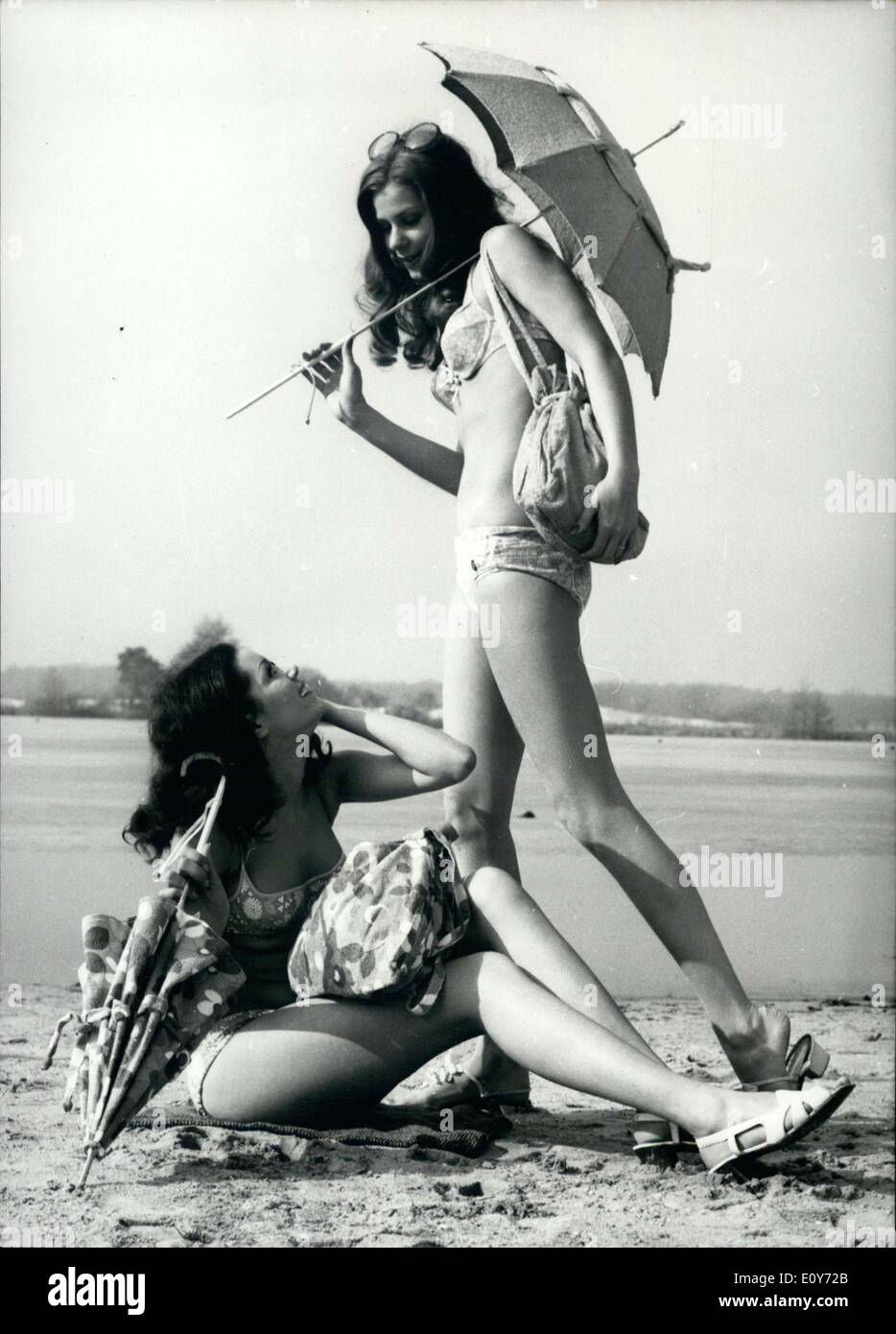 18. März 1969 - sind Modelle Jeanette und Christine ziemlich auffällig in ihrer neuen Badeanzug-Set, komplett mit einem Regenschirm. Dieses Set wurde von Aachen Couturier Brauer erstellt. Stockfoto