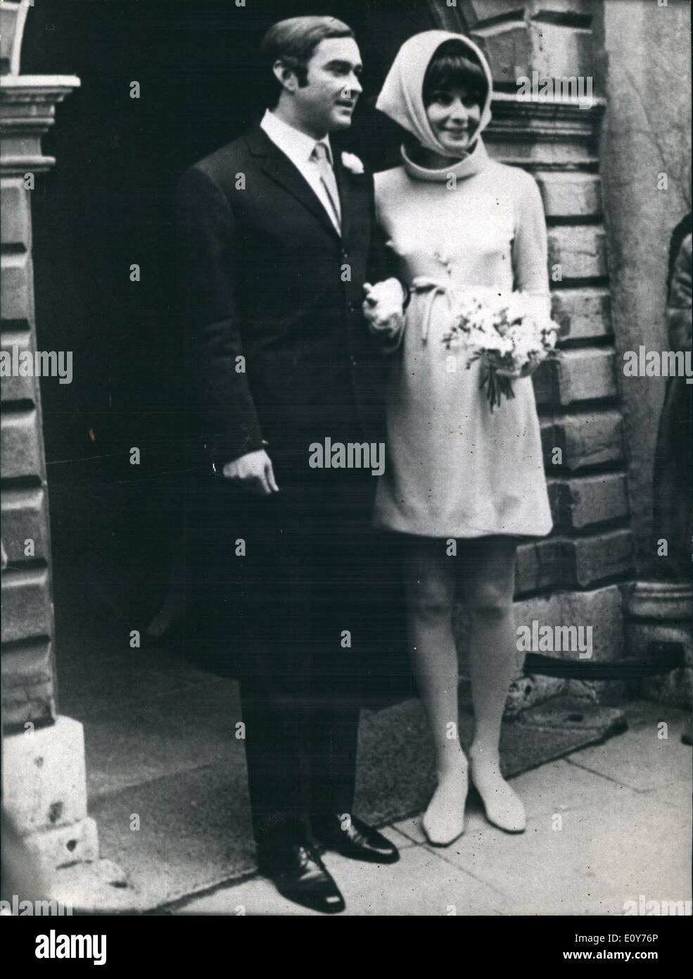 1. Januar 1969 - Audrey Hepburn hat wieder geheiratet: Filmstar Audrey Hepburn, die losgelöst von Mel Ferrer heiratete am 18. Januar um Morges auf See Genf/Schweiz. Ihr neuer Mann ist Dottore Andrea Dotti, 30 Jahre alt Psychiater aus Rom. Das Foto zeigt das Paar Standesamt in Morges nach der Trauung verlassen. Stockfoto